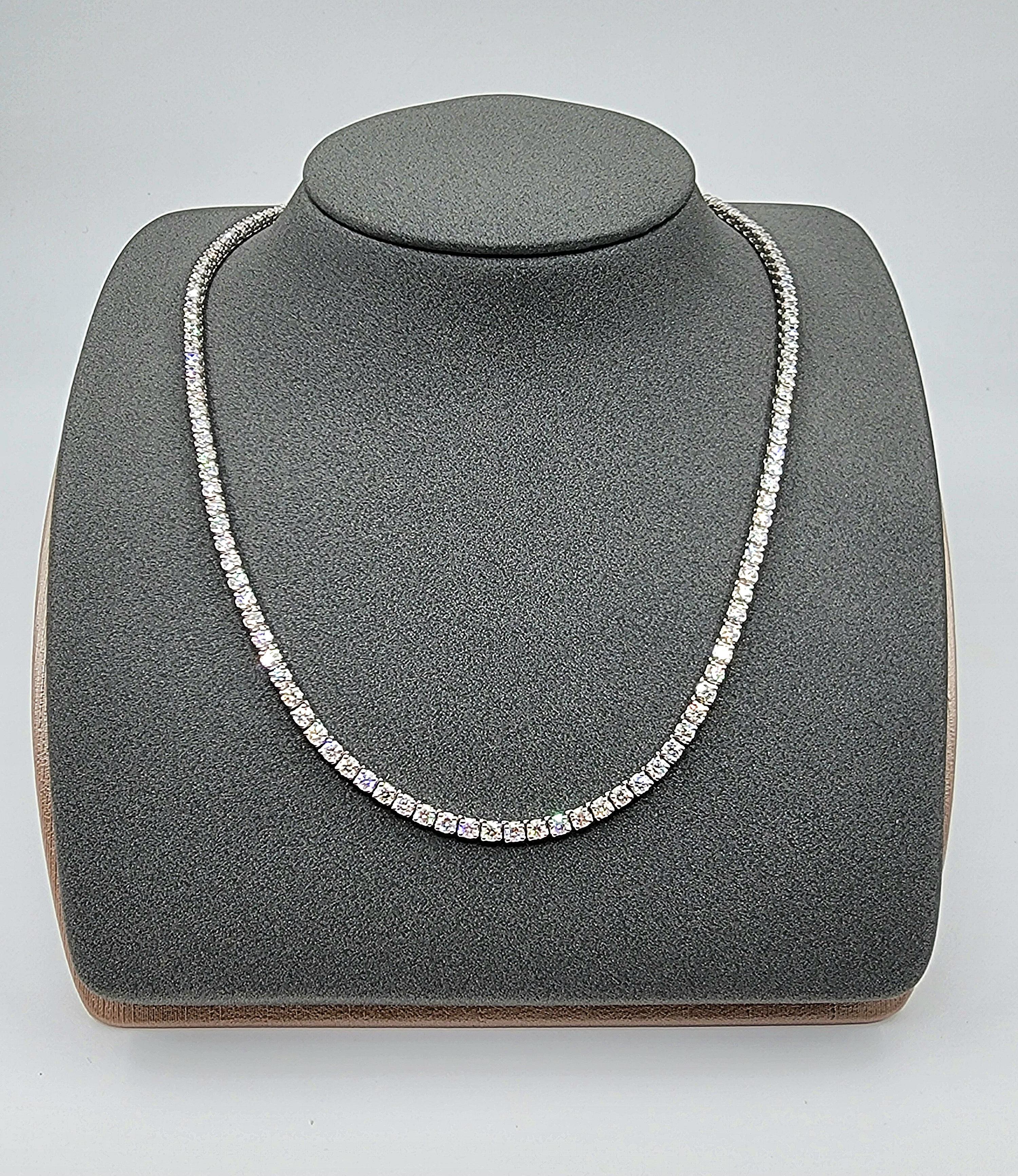 Este precioso collar tenis exhibe 9,65 quilates de 131 diamantes de talla redonda. Los diamantes son blancos, con una claridad de VS2/SI1 y un grado de color de F/G. Fabricado en oro blanco de 14k con un engaste de 4 garras, el collar mide 17