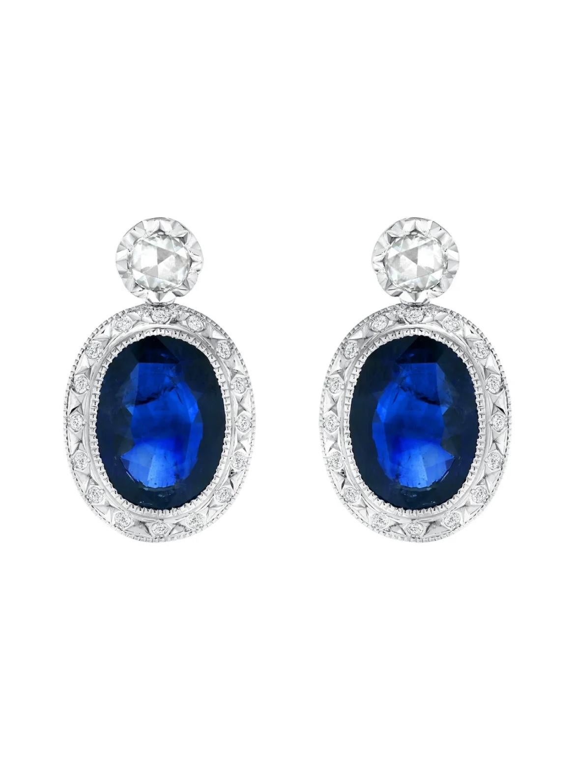 Gli zaffiri blu da 9,65 carati sono abbinati a due diamanti con taglio a rosa e a numerosi diamanti bianchi rotondi, per un peso totale di 0,86 carati, negli orecchini in oro bianco 18 carati.