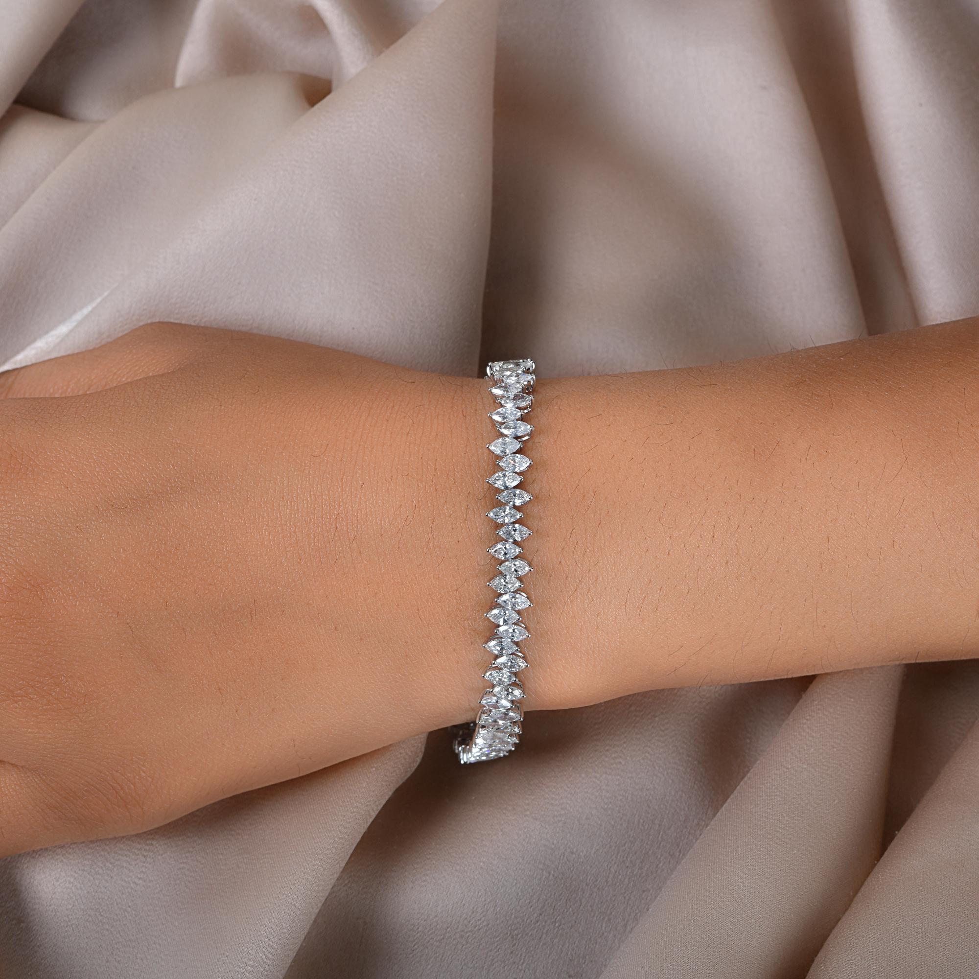 Pulsera de tenis con diamantes marquesa SI/H de 9,65 qt en oro blanco de 14 quilates Joyería fina
Esta elegante pulsera presenta una fila continua de diamantes talla marquesa, dispuestos en una silueta fluida inspirada en una hoja. Cada diamante