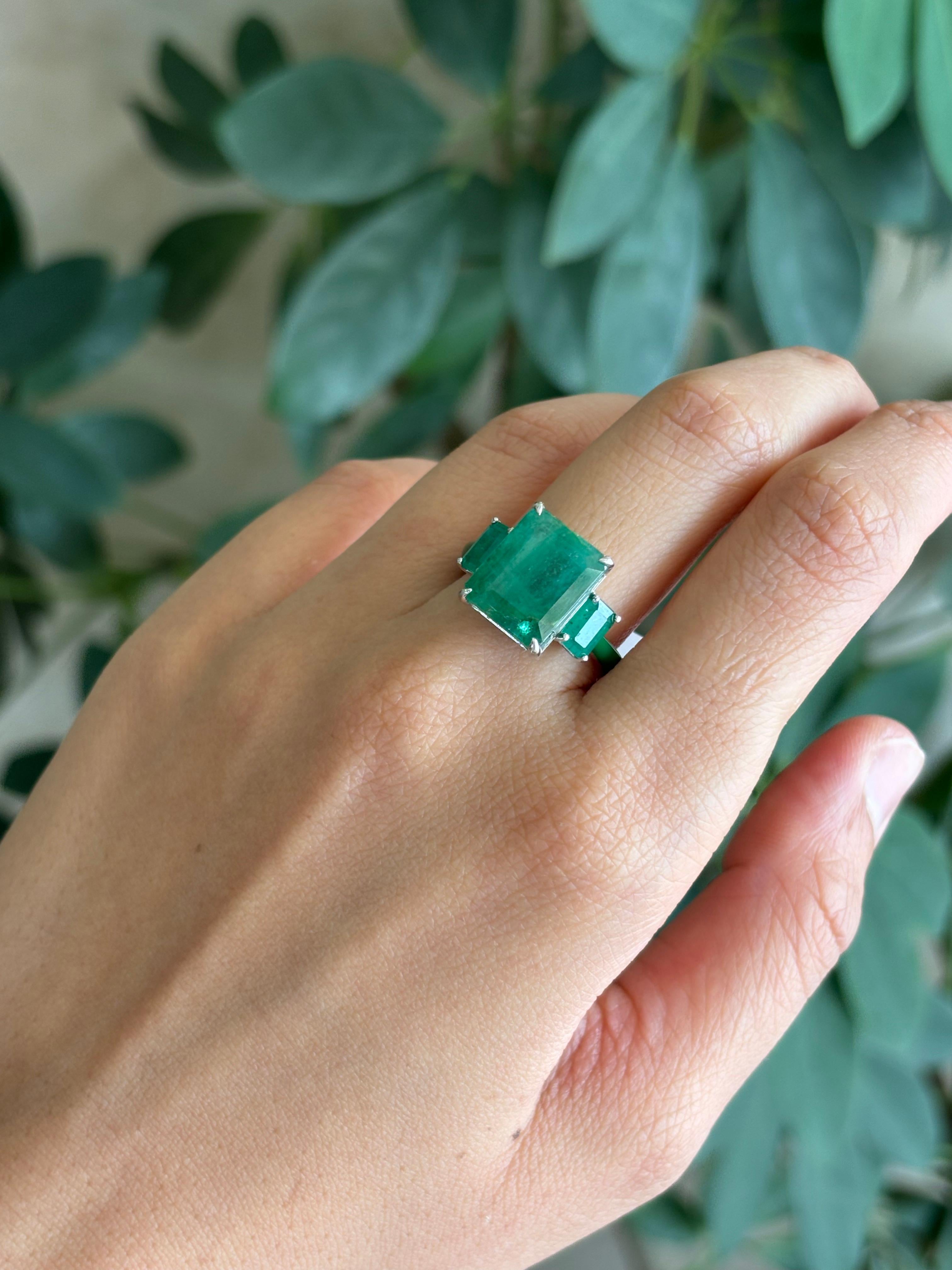 Cocktailring mit 9,66 Karat Smaragd und drei Steinen aus Emaille für Damen oder Herren im Angebot