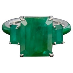 Anello Cocktail con smeraldo e tre pietre smaltate da 9,66 carati