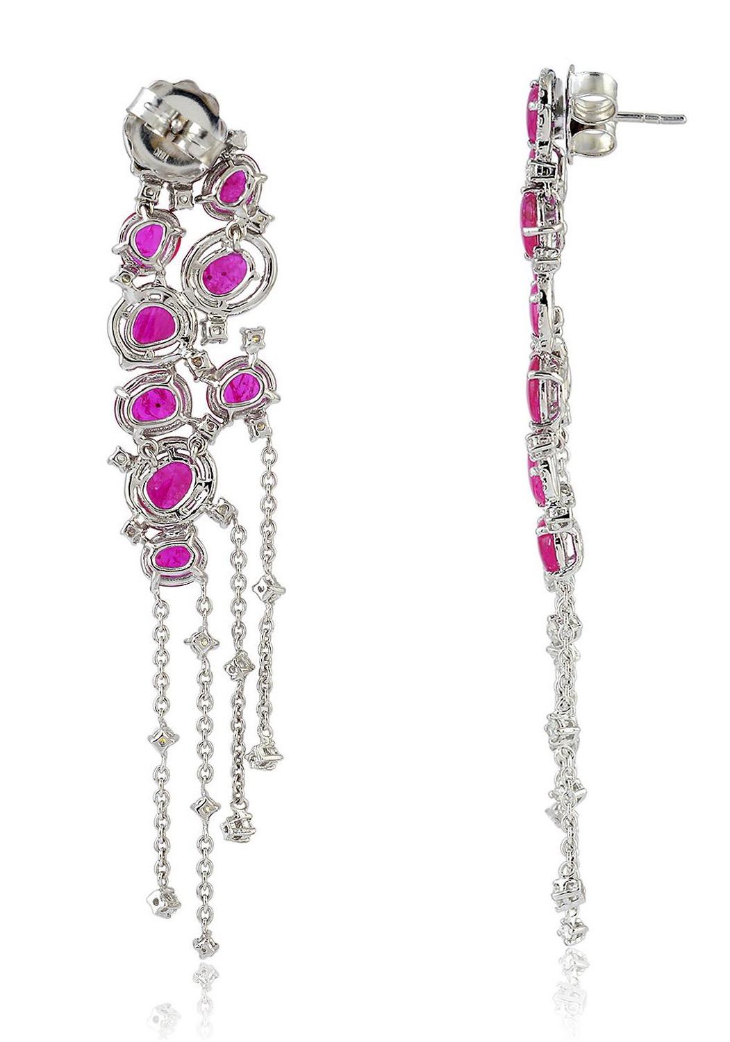 Fabriquées à la main en or 18 carats, ces boucles d'oreilles exquises sont serties de 9,66 carats de rubis et de 2,28 carats de diamants scintillants. Instock

SUIVRE  La vitrine de MEGHNA JEWELS pour découvrir la dernière collection et les pièces