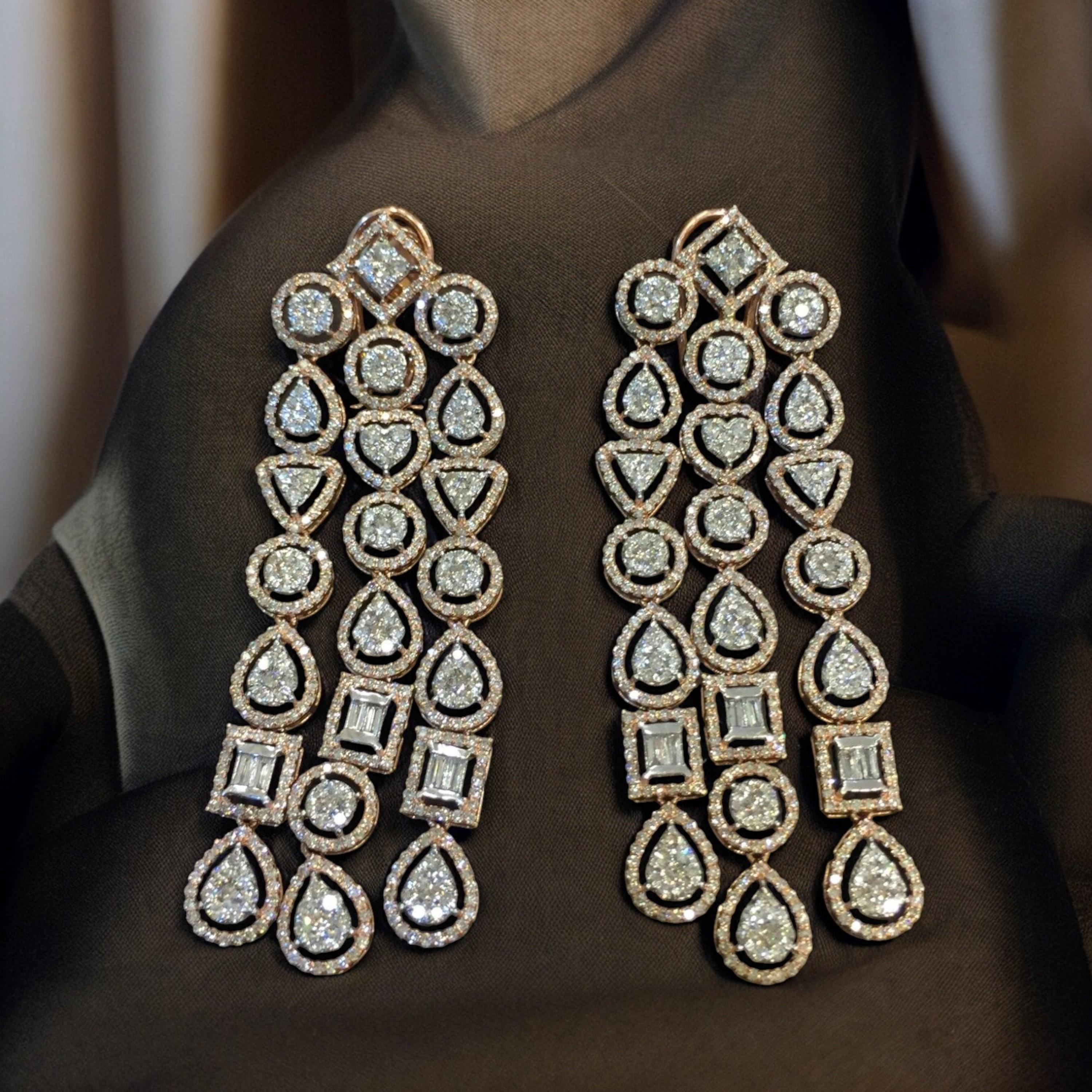Regalati questo spettacolare gioiello: un paio di orecchini a lampadario impreziositi da splendidi diamanti naturali da 9,67 carati F/VS1 con taglio rotondo e baguette, incastonati in autentico oro rosa 14K!

Specifiche: 

Colore del diamante: