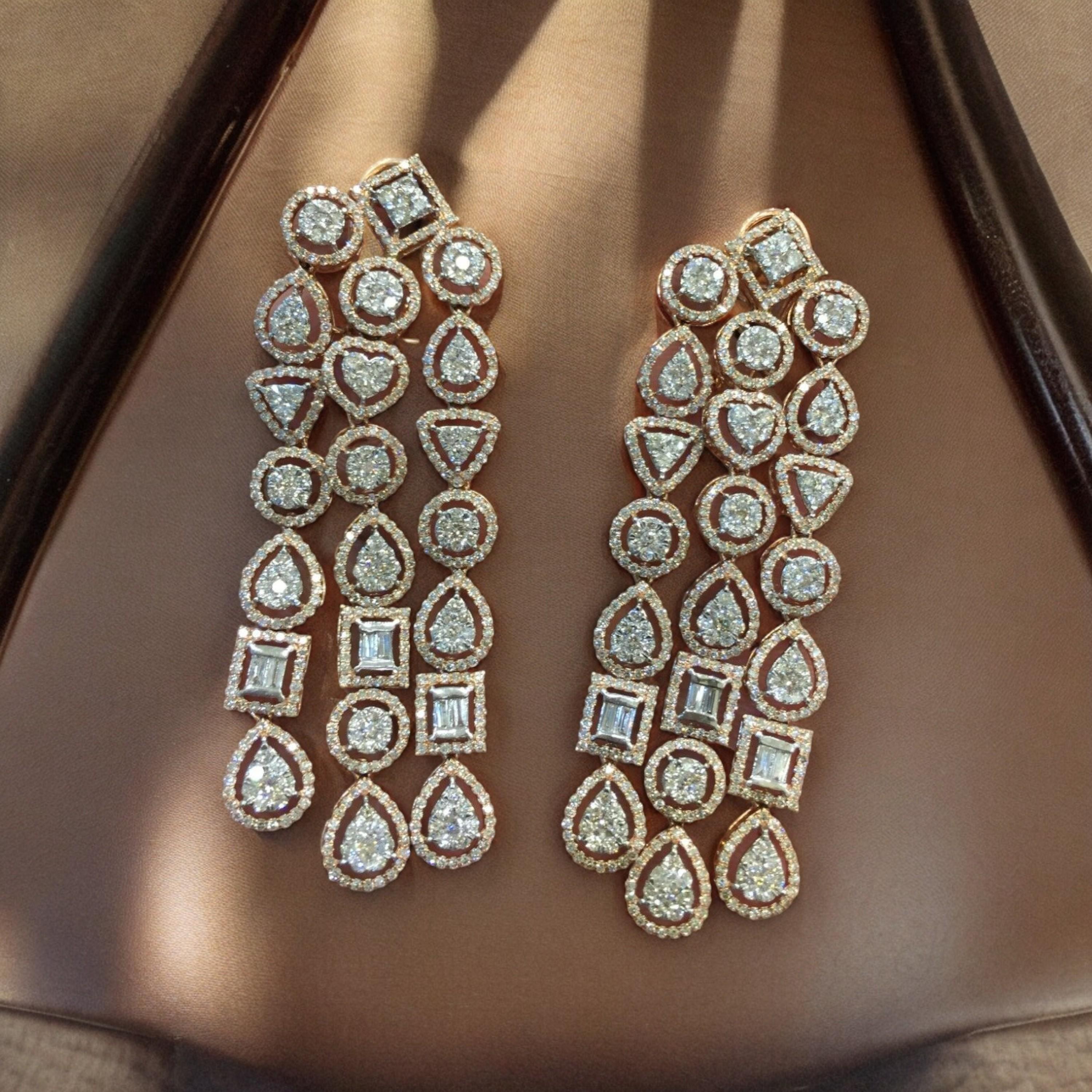 Contemporaneo 9,67 carati F/VS1 Diamanti tondi a forma di baguette Orecchini a lampadario in oro rosa 14K in vendita