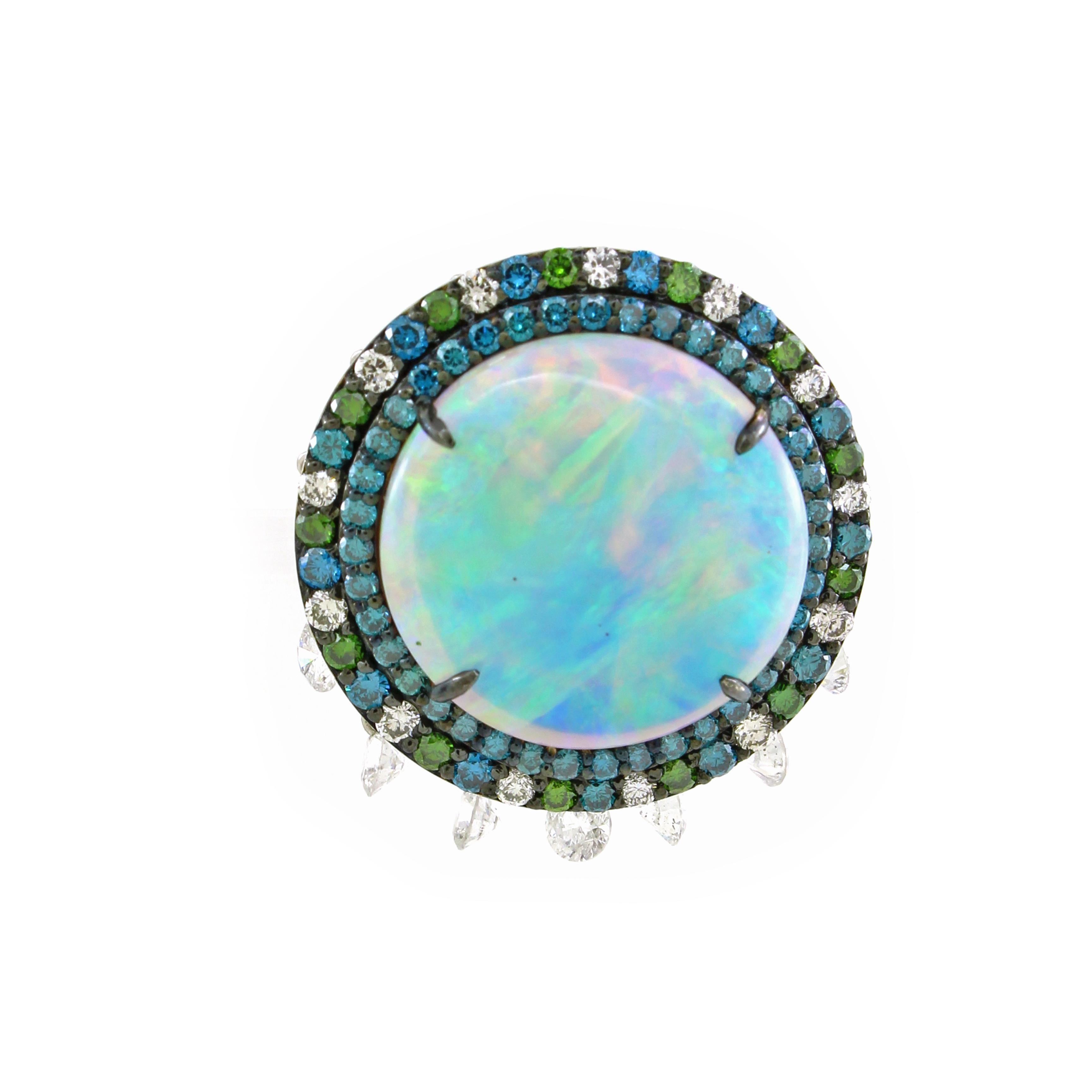 Ein wirklich einzigartiger und eleganter Cocktailring, der fasziniert und verzaubert. In seinem Zentrum befindet sich ein faszinierender runder Opal mit einem Gewicht von 9,67 Karat, der durch sein lebhaftes Farbenspiel und seinen schillernden Glanz