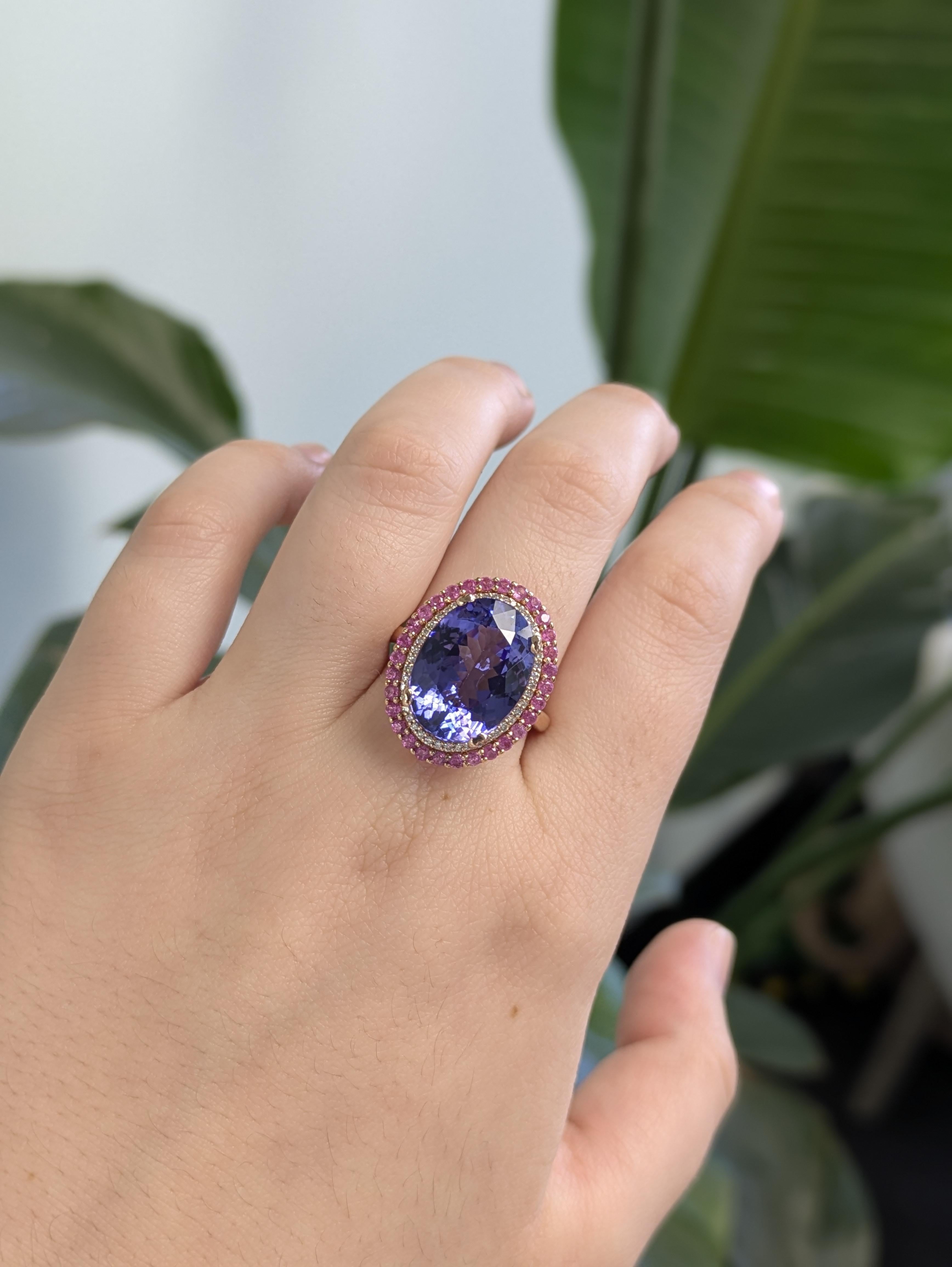 Elegante anello in oro rosa 14K con al centro una tanzanite dal taglio ovale, impreziosita da diamanti naturali e zaffiri rosa per uno scintillio romantico e colorato. Un pezzo senza tempo che unisce il lusso a un tocco morbido e