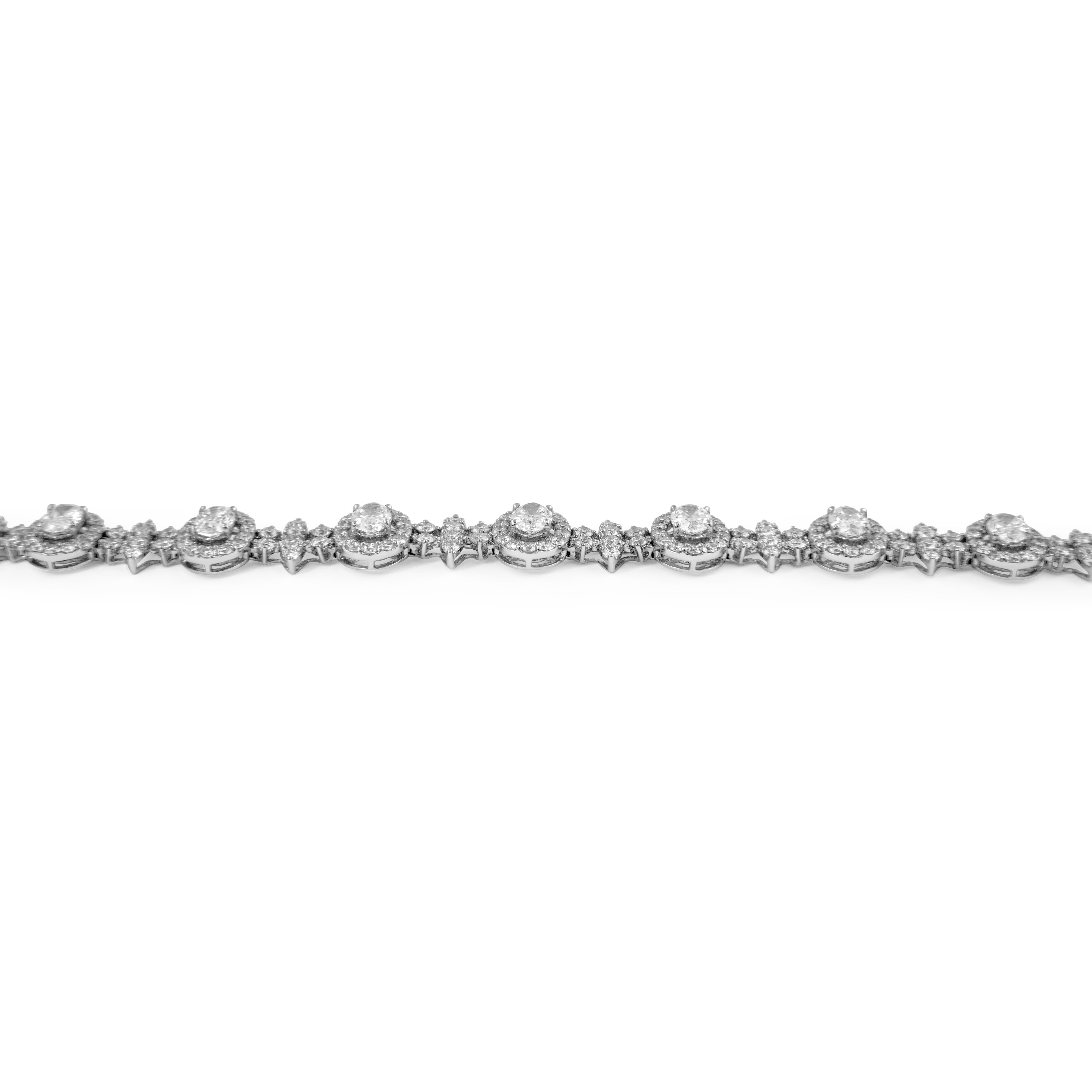Bracelet exquis et élégant composé de diamants ovales et de diamants ronds.
Poids total des pierres précieuses : 9.67 carats.
11 diamants ovales, 4,38 carats. Couleur F/G et pureté VS2. Complété par 246 diamants ronds de taille brillant, 5,29