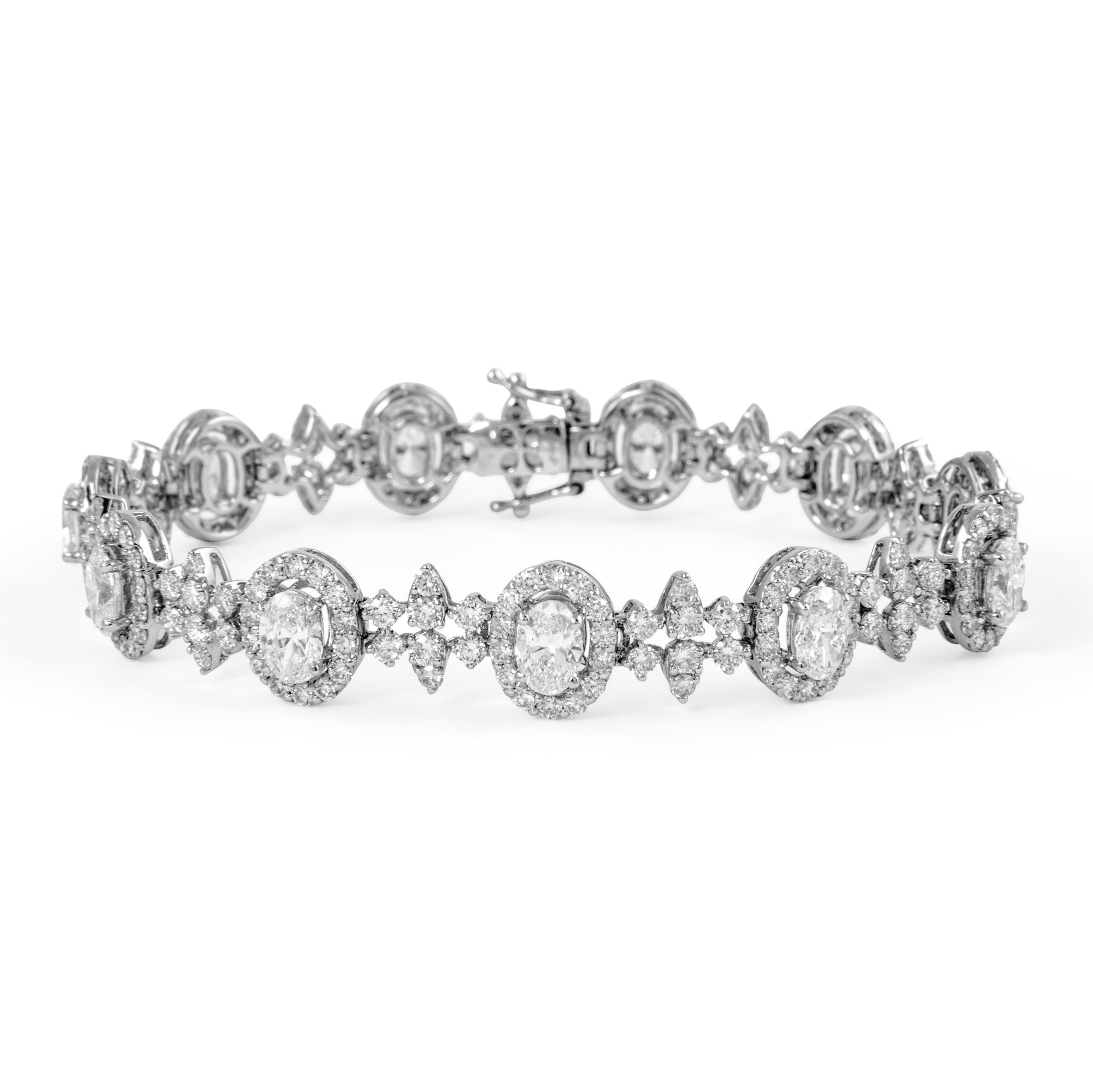 Taille ovale Bracelet en or blanc 18 carats avec diamants ovales et diamants ronds 9,67 carats en vente