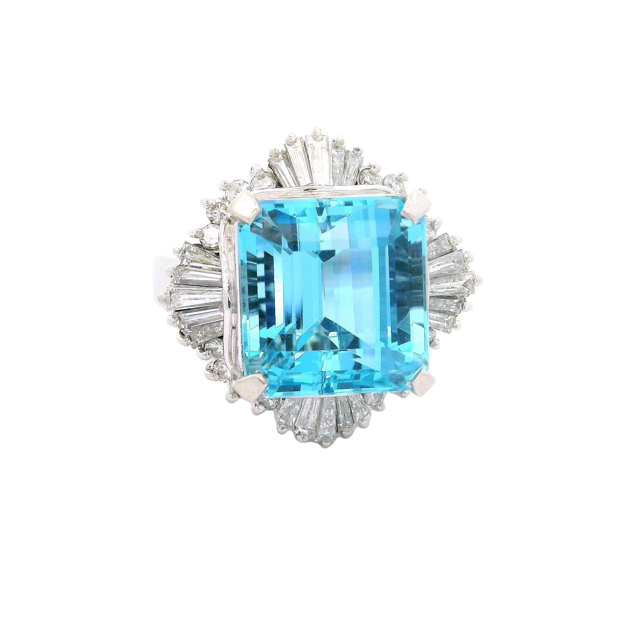 Une aigue-marine saisissante, pesant 9,68 carats, est le point focal de cette bague contemporaine. L'aigue-marine, taillée dans une forme classique carrée-émeraude, présente une riche couleur bleu marine vive, appelée dans le commerce 