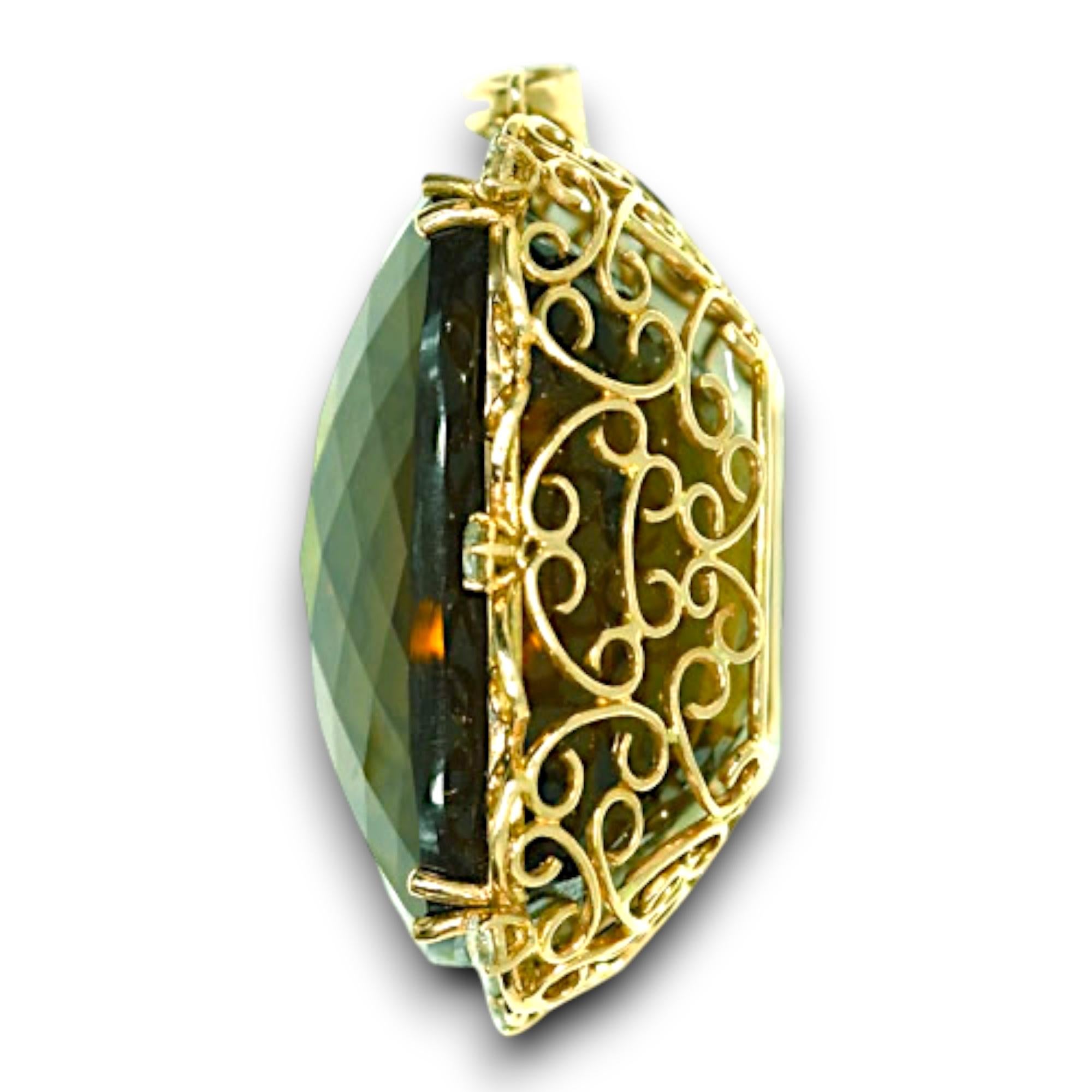 1 pierre précieuse Topaze de Champagne : 96,01 carats
4 diamants blancs ronds : 0.11 Carats
8 diamants blancs ronds : 0.75 Carats
Métal : or jaune 18 carats, 11,97 grammes
