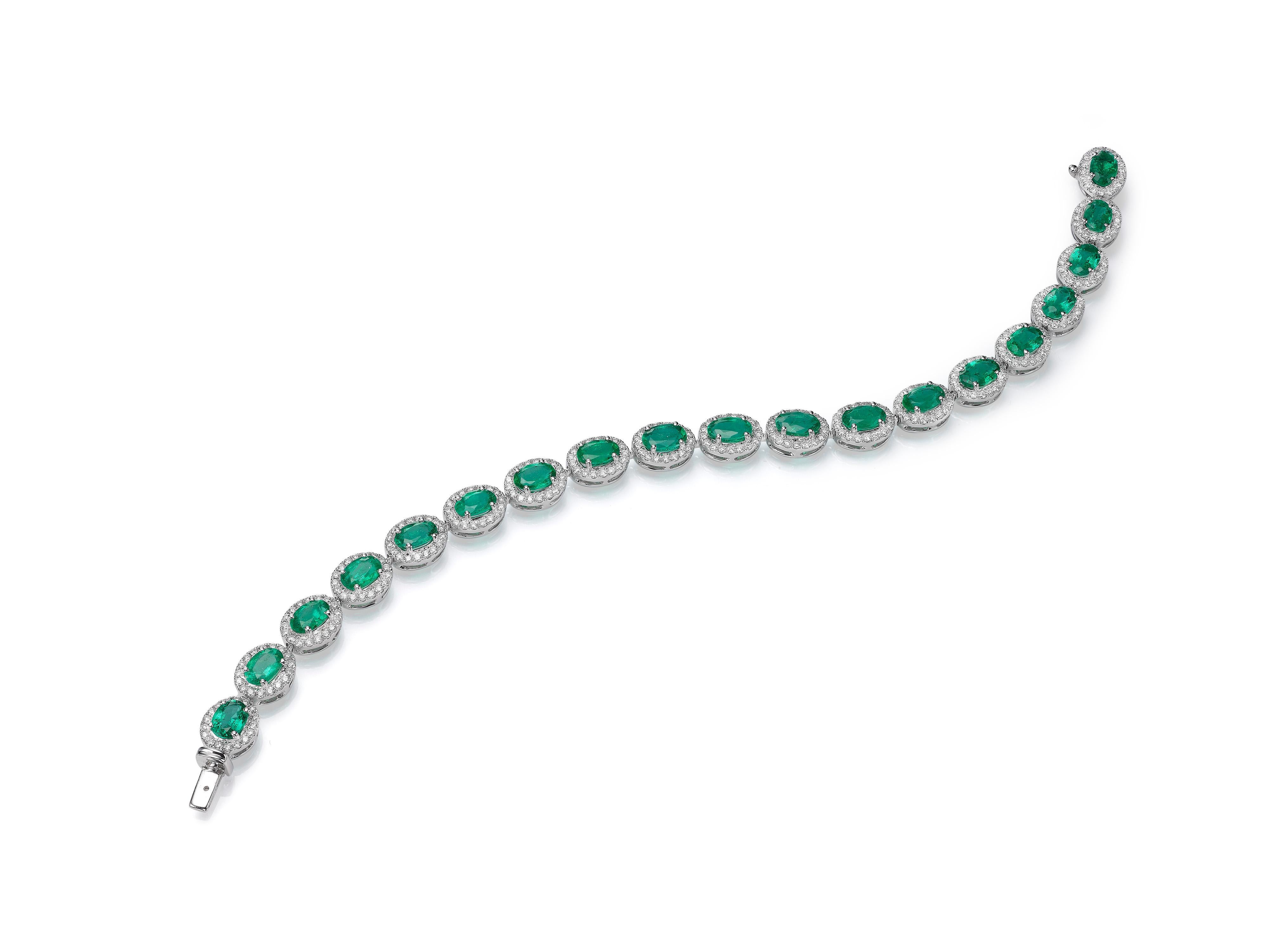 Contemporary 9.69 Carat Oval Emerald Diamond 18 Karat White Gold Bracelet Bangle