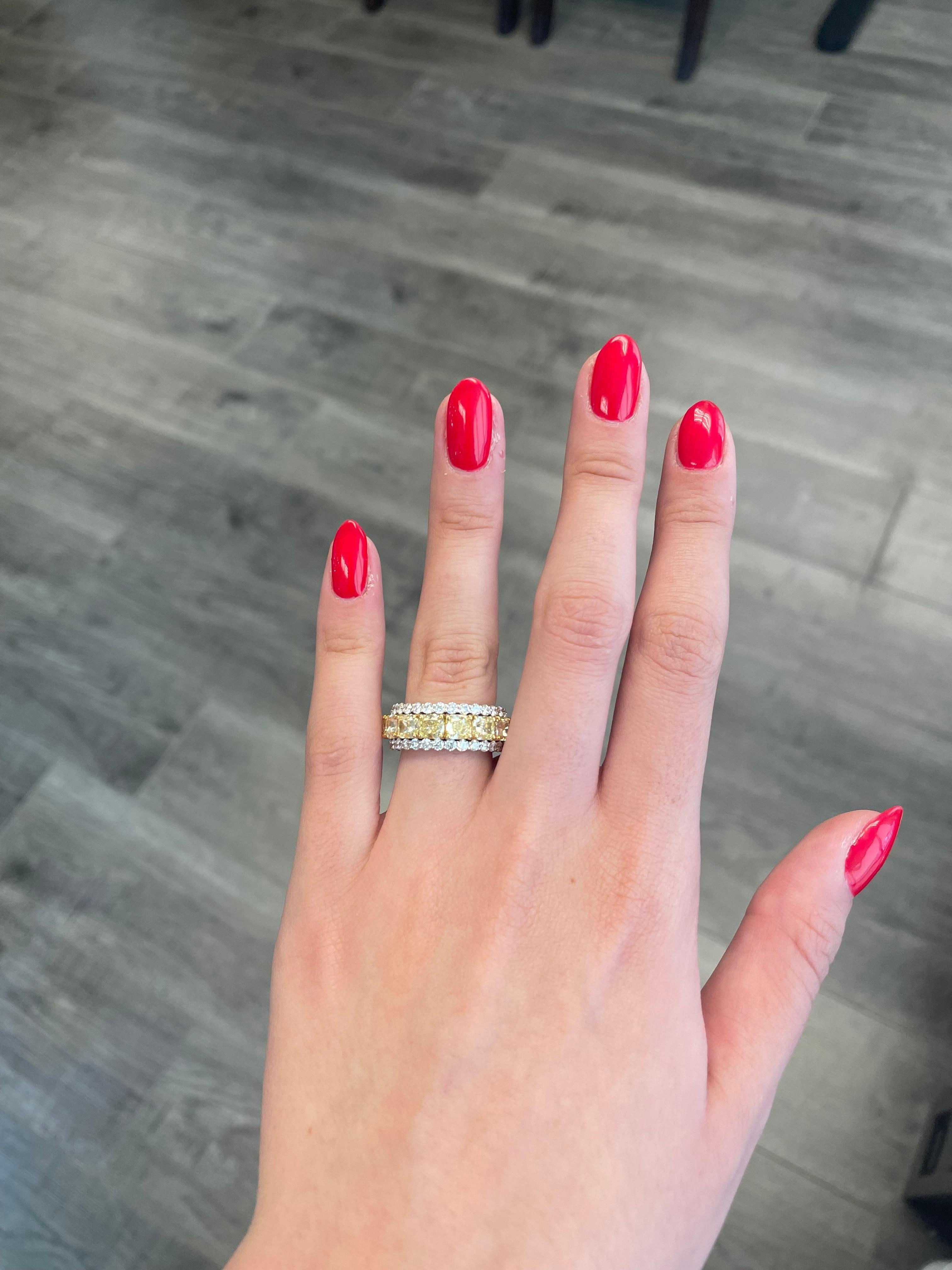 Atemporal y única alianza de diamantes con halo. Alta joyería de Alexander Beverly Hills.
15 diamantes amarillos en cojín, 7,79 quilates en total (aproximadamente 0,51 quilates cada uno), claridad VS. Complementado con 1,90 quilates de diamantes