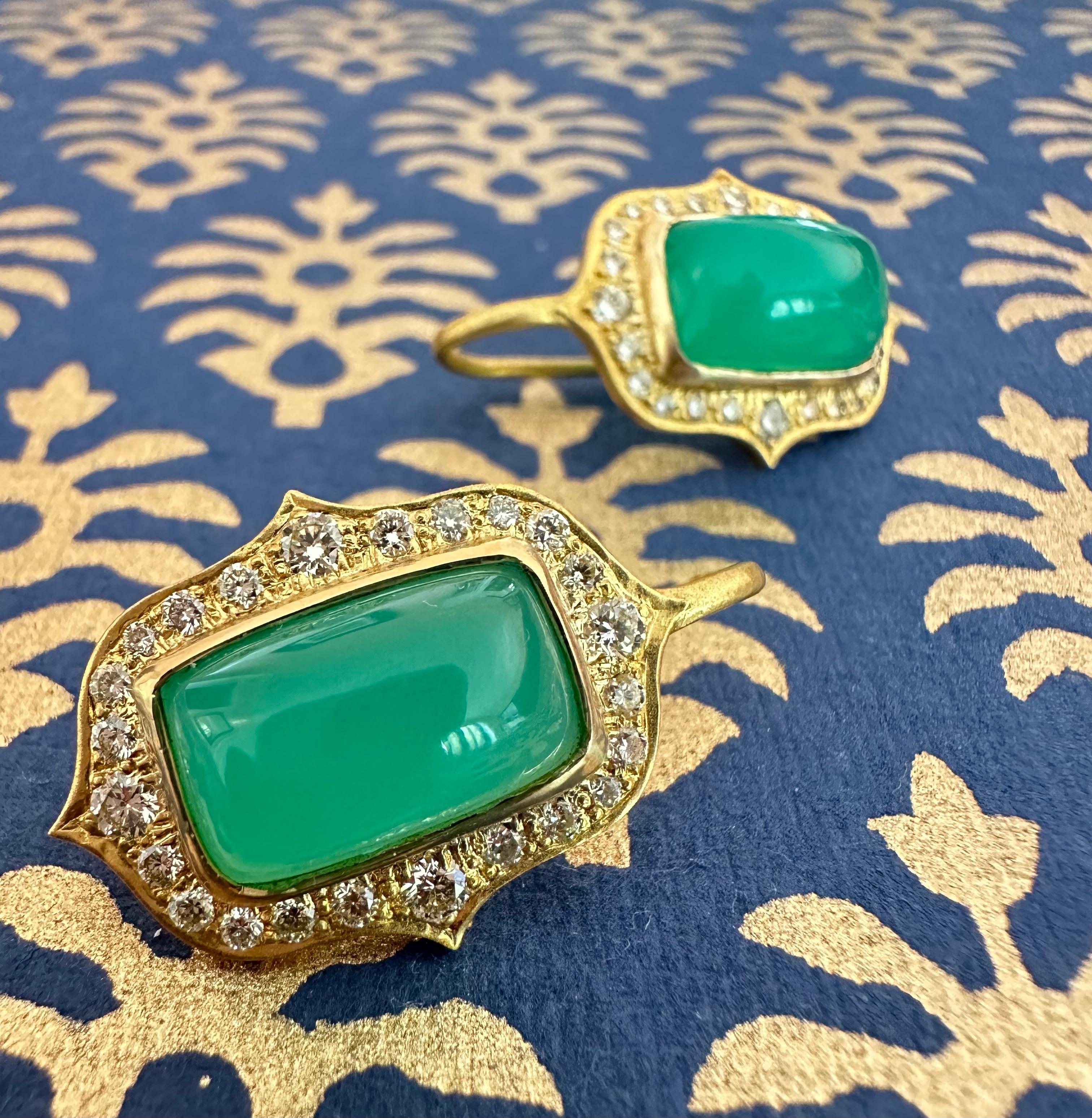 Diese Chrysopras-Ohrringe mit einem weißen Diamanten von 0,96 Karat sind wahrlich WOW-Ohrringe, die Sie nicht enttäuschen werden! Die von der preisgekrönten Schmuckdesignerin Lauren Harper entworfenen, leuchtend grünen Cabochon-Mittelsteine sind von