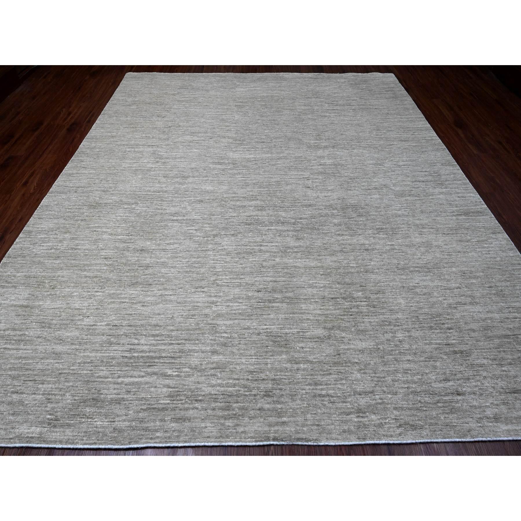Gris espagnol, laine Ghazni filée à la main, motif uni, noué à la main, luxuriant et moelleux, tapis oriental
Matières premières : Laine
Latex : Pas de poils 
hauteur : 0,25 pouces
Style : Contemporain
Couleur primaire : Gris
Couleurs secondaires :