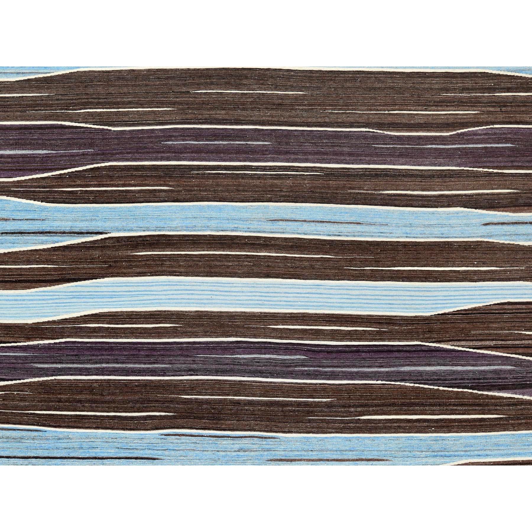 Si tratta di un autentico esemplare unico di Tappeto orientale reversibile in lana Kilim intrecciato a mano con disegno di montagne marroni e blu. È stato tessuto per mesi e mesi con tecniche di tessitura secolari da esperti artigiani.
Materiali