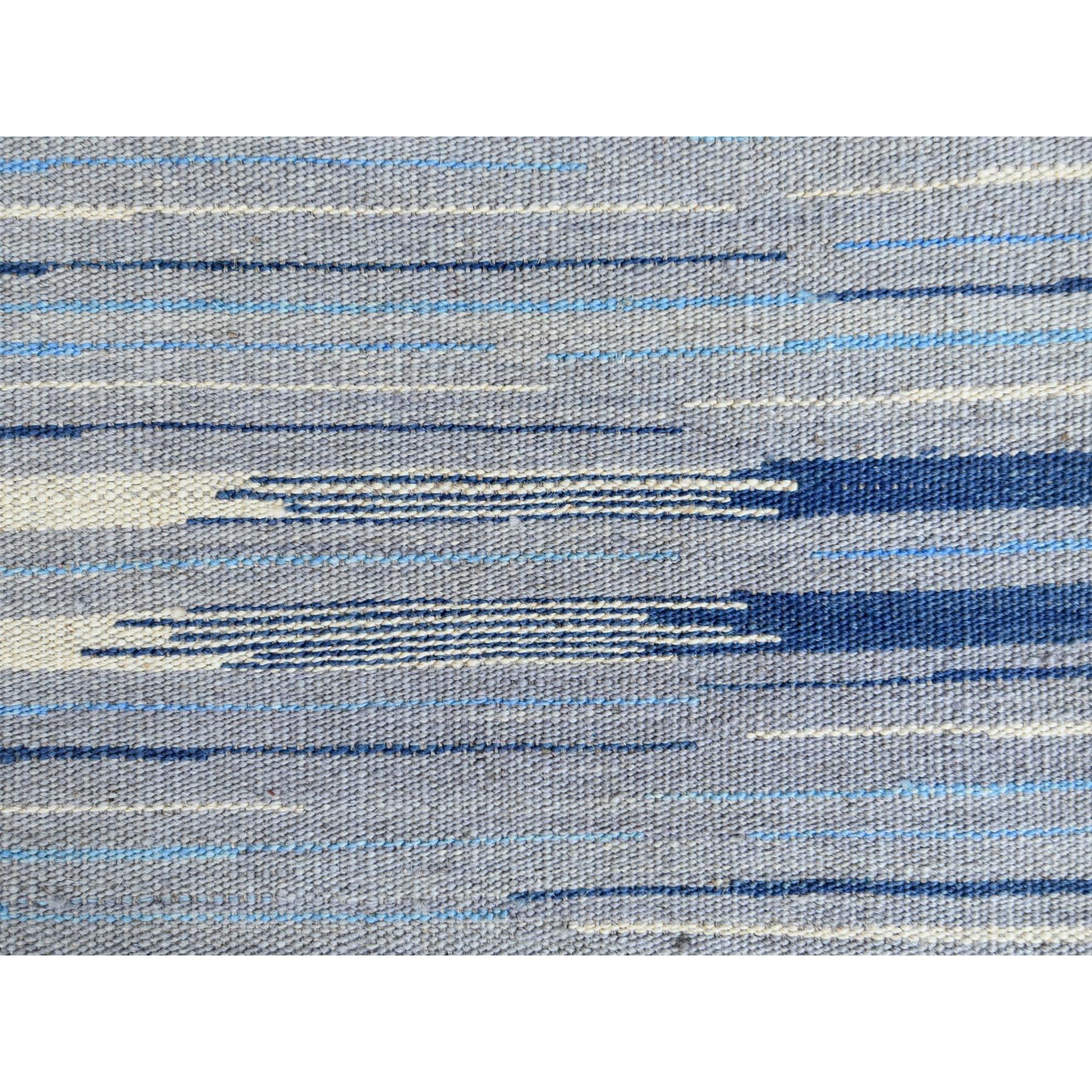 Dies ist eine wirklich echte one-of-a-kind Hand Woven Nomadic Stripe Design Flat Weave Kilim Organic Wool Reversible Oriental Rug. Es wurde monatelang in jahrhundertealten Webtechniken von erfahrenen Kunsthandwerkern gewebt.
Primäre MATERIALIEN: