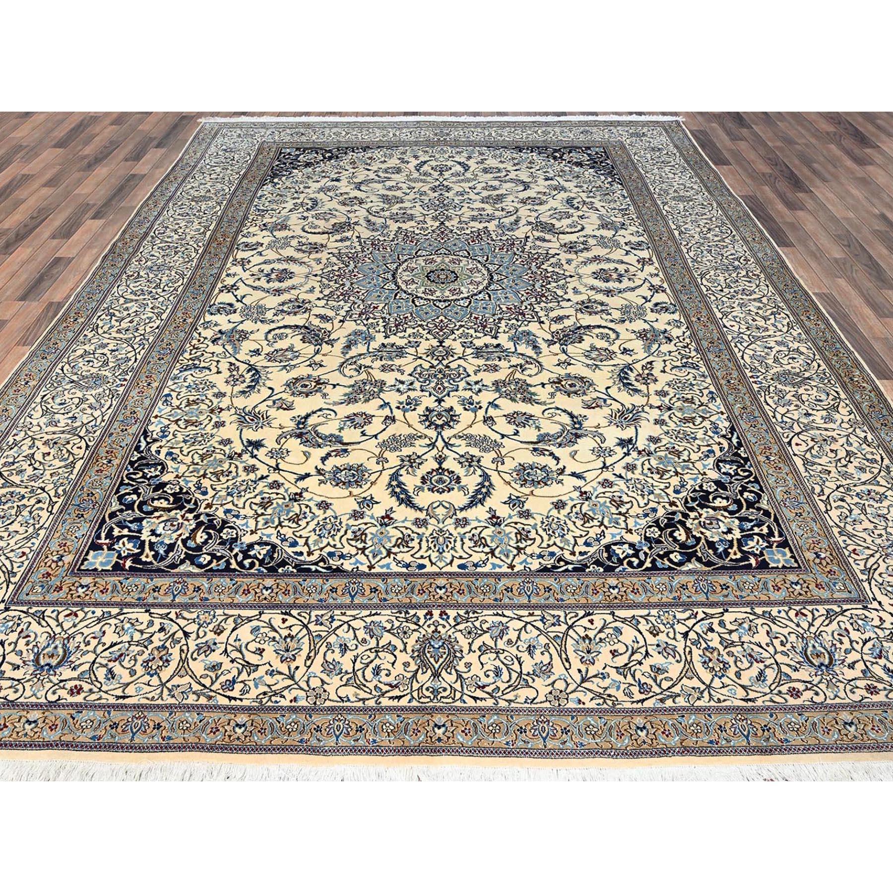 Bianco pergamena, Tappeto persiano Nain con disegno di medaglioni floreali, Annodato a mano, Lana e seta, 300 KPSI, Tappeto orientale
Materiali primari: Lana e seta
Lattice: No Pile 
altezza: 0,25 pollici
Stile: Tradizionale
Colore primario: