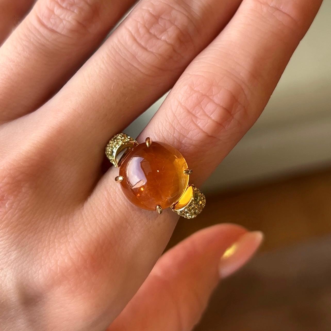 9, 7 Carat Citrine Cabochon Peridot 18 Karat Yellow Gold Ring by D&A In New Condition In Singapore, SG