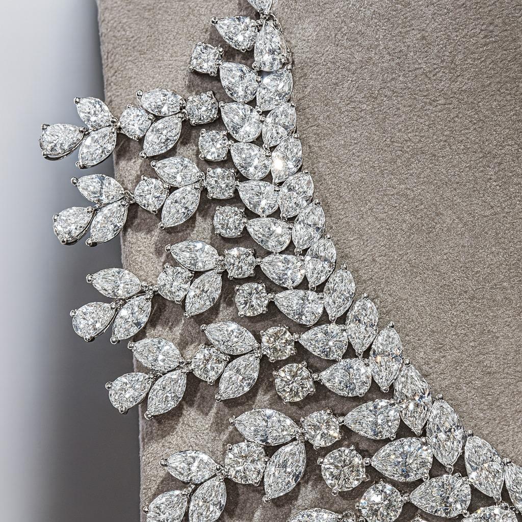 Contemporary 97 Carat Multi-Shape Diamond Graduated Cluster Collar Necklace For Sale