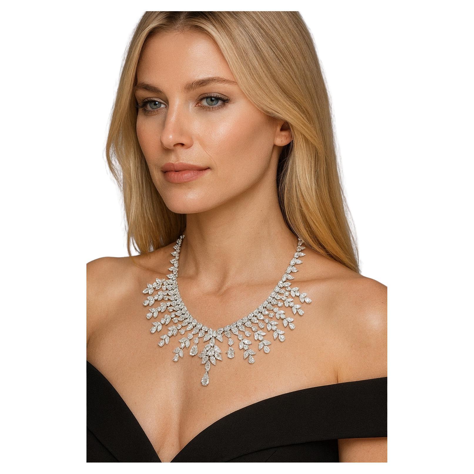 Collana con collare a grappolo di diamanti a forma multipla da 97 carati