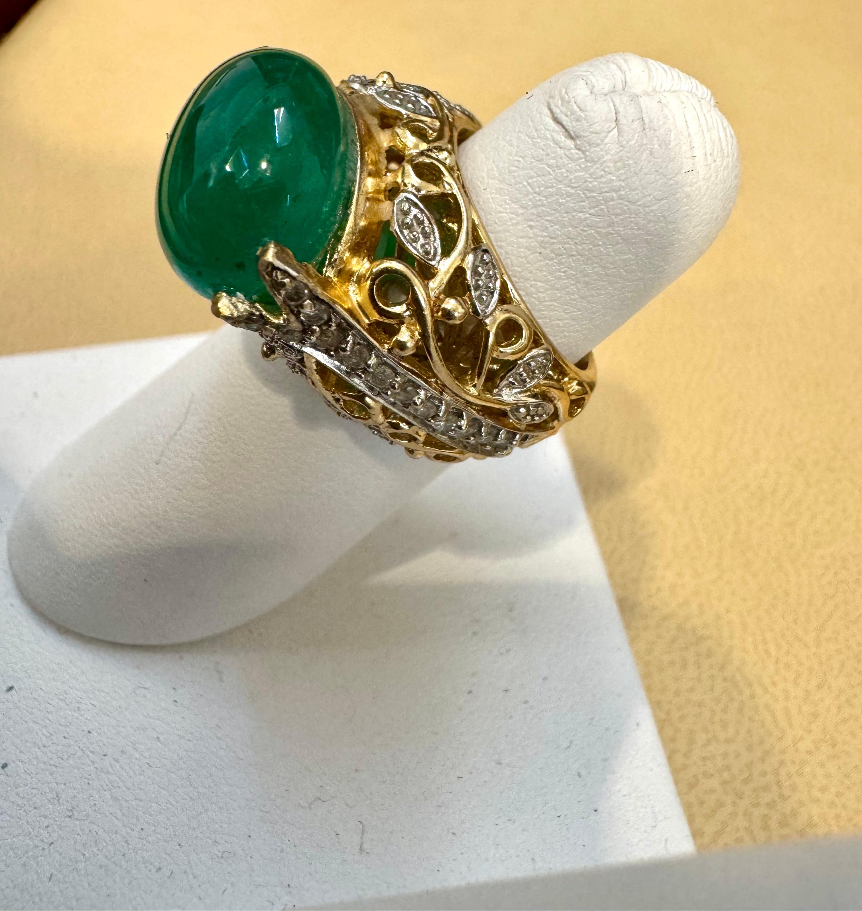 Ein Klassiker, Cocktail  Unisex-Ring 
9,7 Karat sambischer Smaragd  Cabochon + Diamant-Cocktailring 14 Karat Gelbgold
Gold: 14 Karat  Gelb  Gold ,
Gewicht: 13,4 Gramm mit Stein 

Sehr solider schwerer Ring 

Smaragd: 9,7 Karat 
Herkunft:
