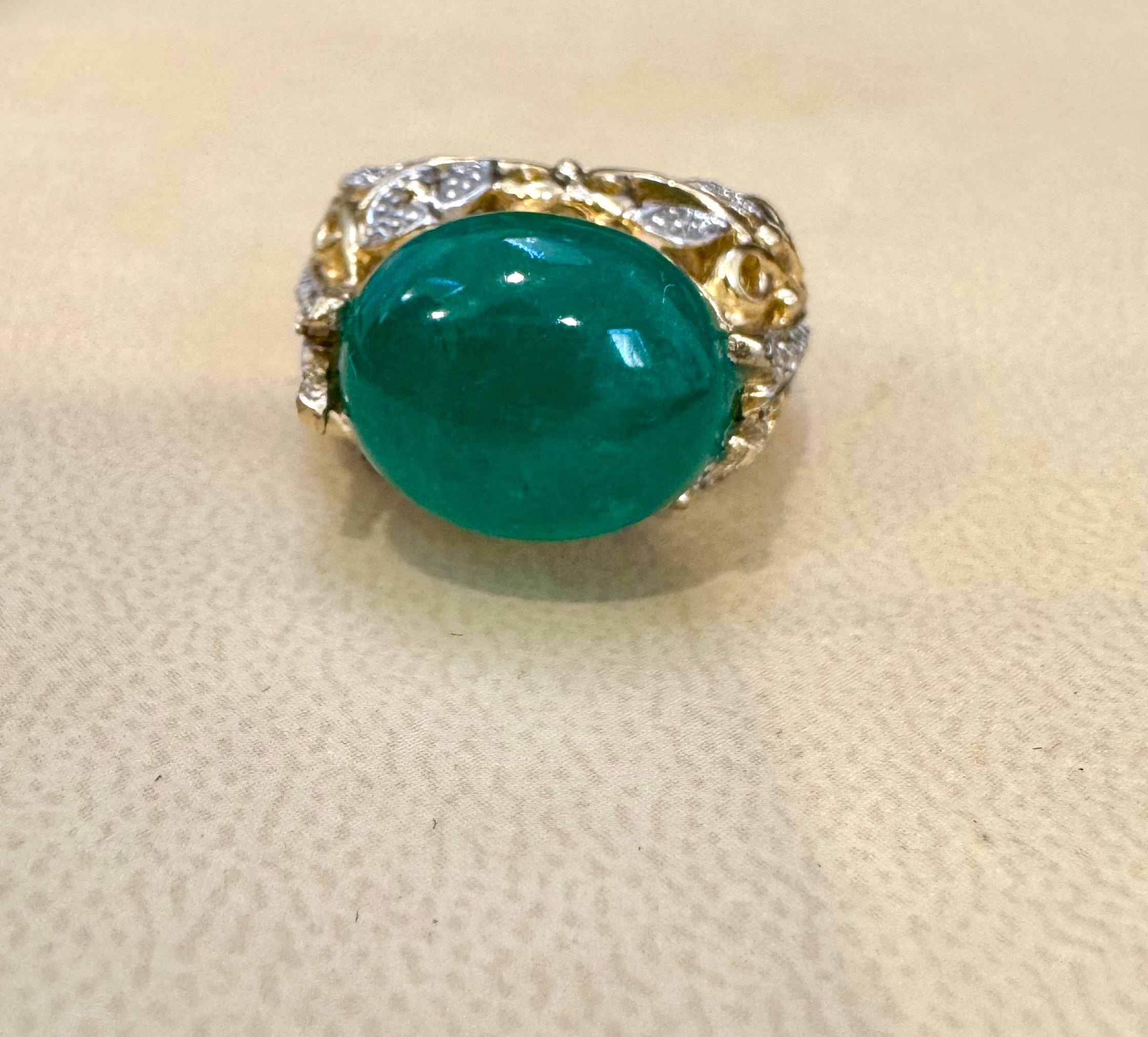 9,7 Karat sambischer Smaragd  Cabochon + Diamant-Cocktailring 14 Karat Gelbgold im Zustand „Hervorragend“ im Angebot in New York, NY