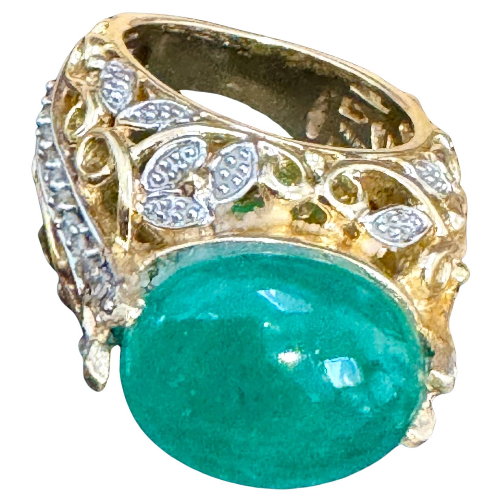 9,7 Karat sambischer Smaragd  Cabochon + Diamant-Cocktailring 14 Karat Gelbgold im Angebot 1