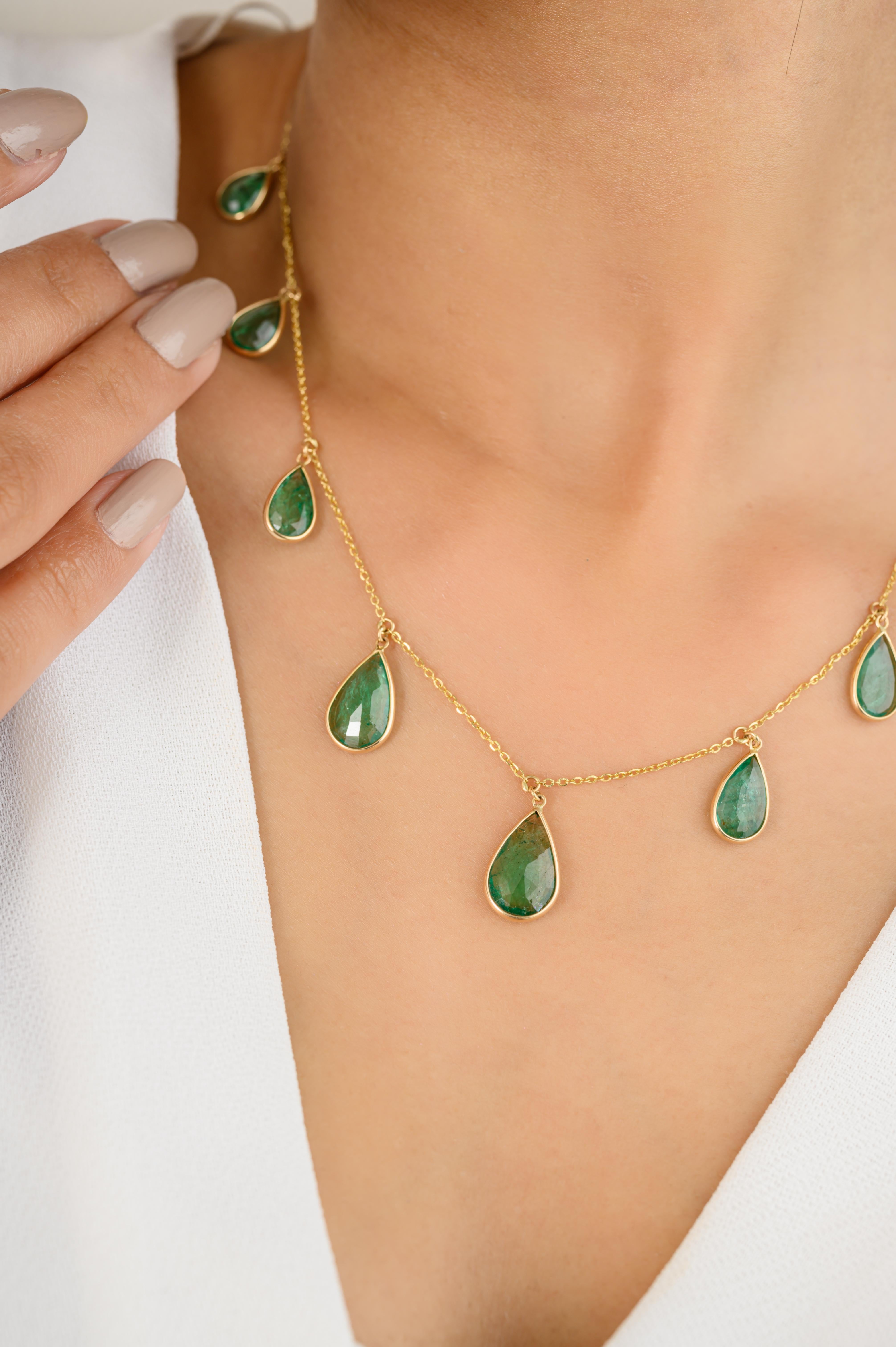 9.7 CTW Deep Green Emerald Charm Chain Necklace Birthday Gift in 18k Yellow Gold For Sale 2