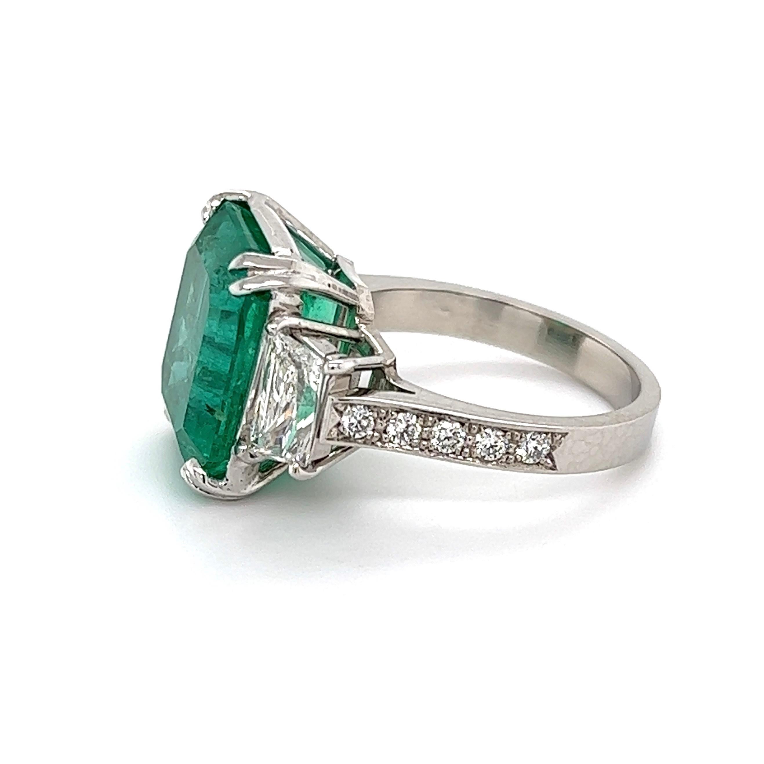 Emerald Cut 9.70 Carat GIA Colombian Emerald and Diamond Platinum Ring Estate Fine Jewelry For Sale