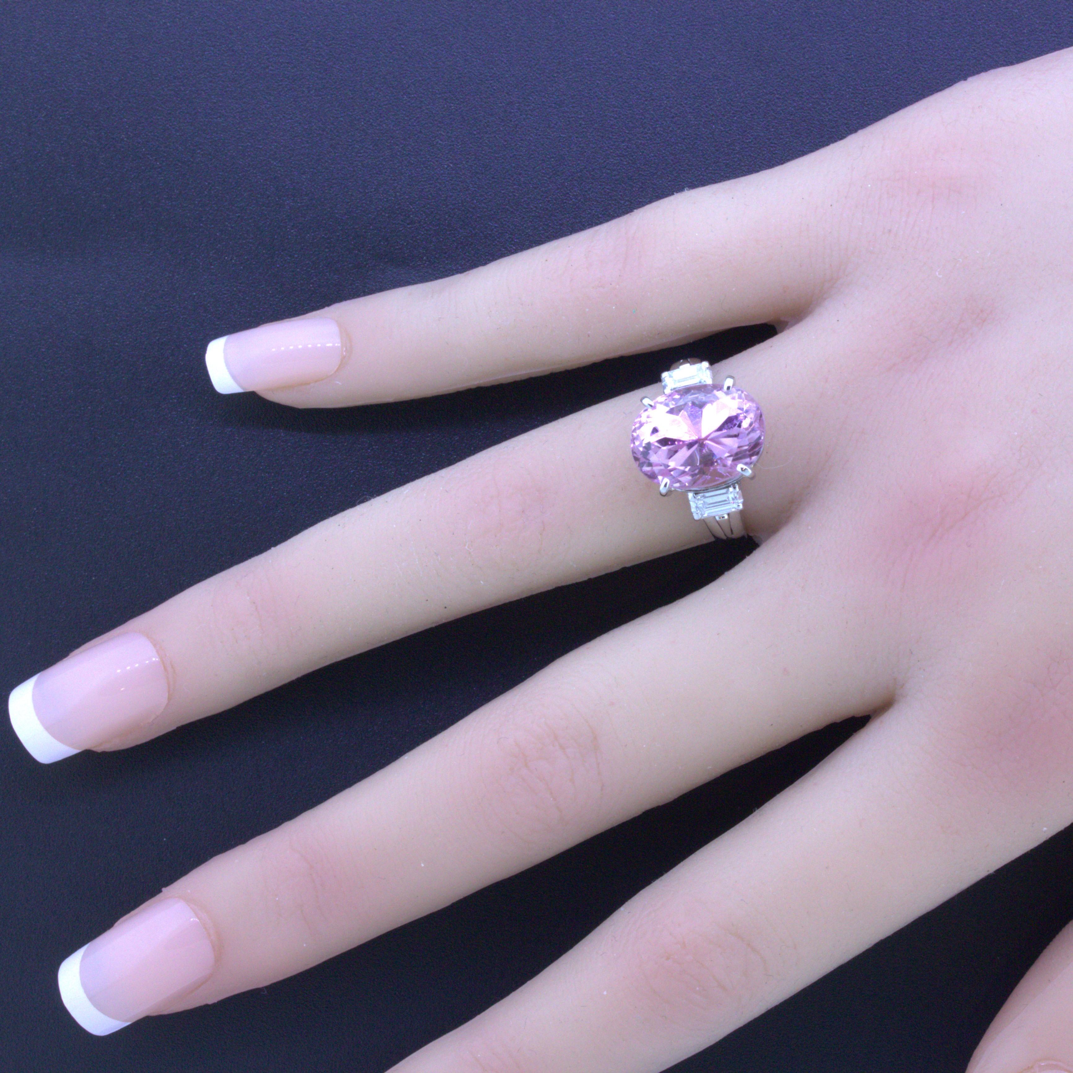 9.70 Carat Kunzite Diamond 3-Stone Platinum Ring In New Condition For Sale In Beverly Hills, CA