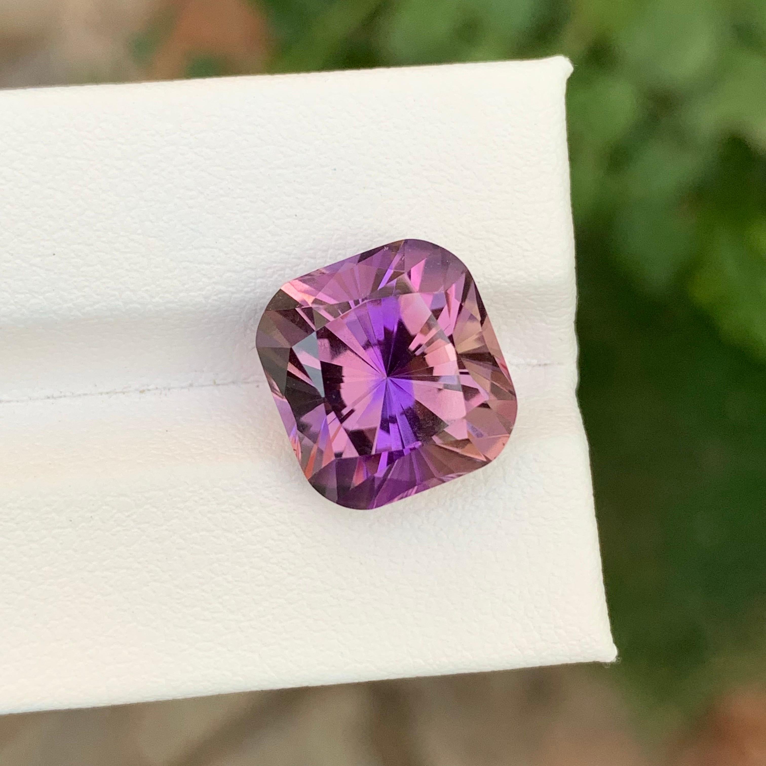 Facettierter Ametrin 

Gewicht: 9,70 Karat
Abmessungen: 13,2 x 12,4 x 10 mm 
Schnitt: Kissen 
Farbe: Lila & Gelb
Behandlung: Nicht
Zertifikat: Auf Kundenwunsch
.
Der Ametrin ist ein einzigartiger und auffälliger Edelstein, der sowohl Amethyst als