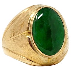 Vintage 9.70 Carat Solitaire Oval Cabochon Jadeite Men's Ring in 18 Karat Yellow Gold