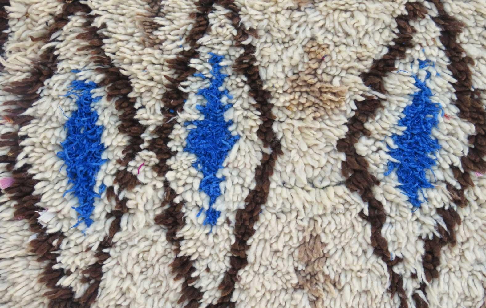 !970s Moroccan Azilal Rug  2'6 x 5' In Good Condition For Sale In Los Angeles, CA