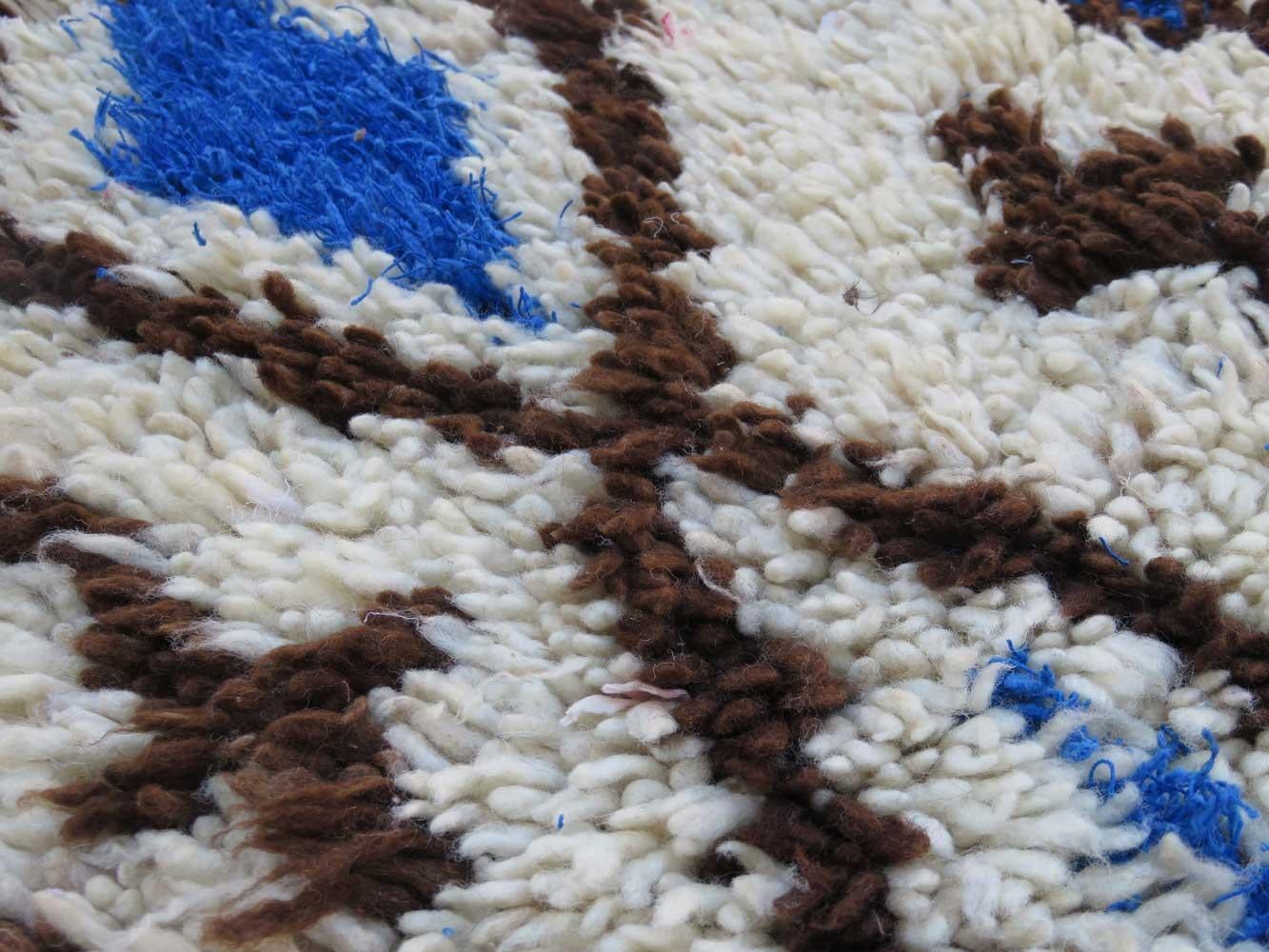 !970s Moroccan Azilal Rug  2'6 x 5' For Sale 1