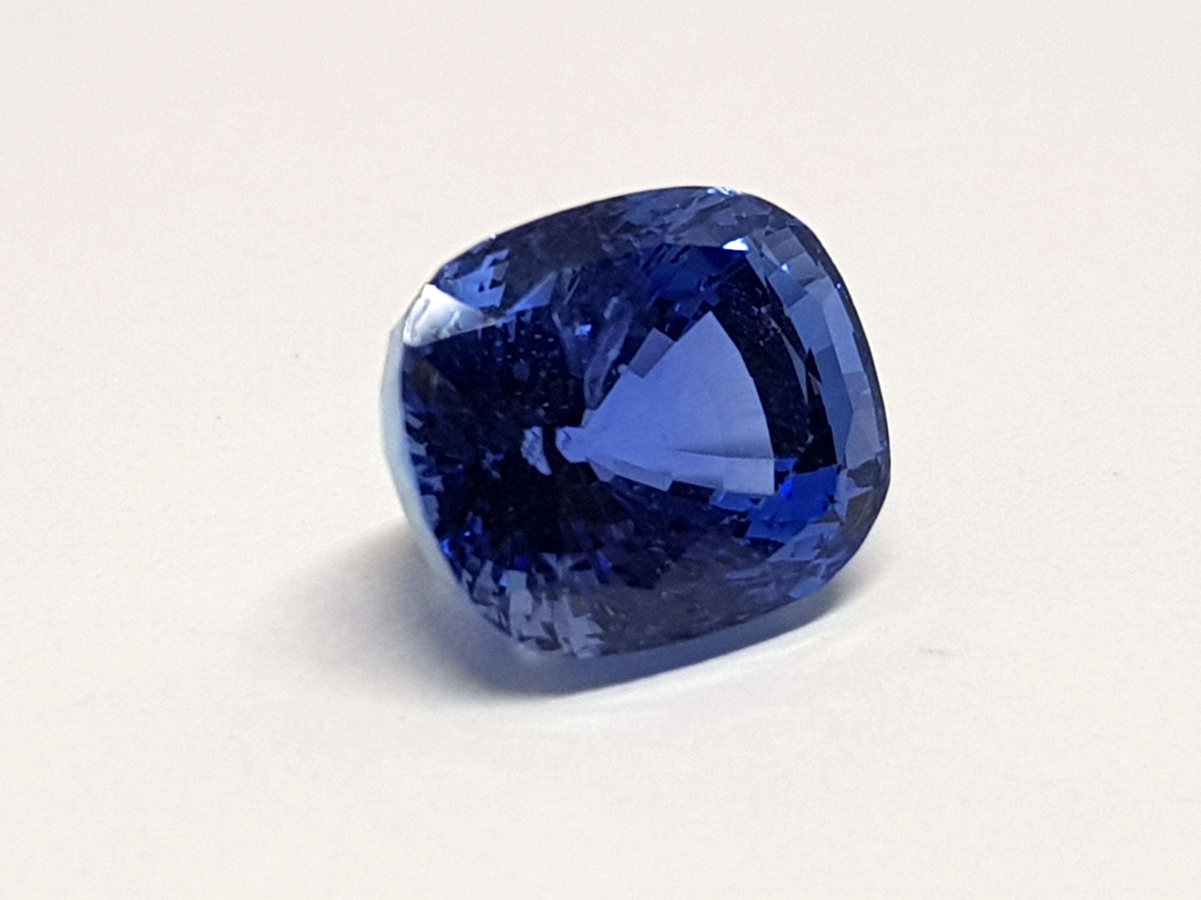 Contemporary 9.71 Carat Sri Lanka Deep Blue Sapphire No Heat For Sale
