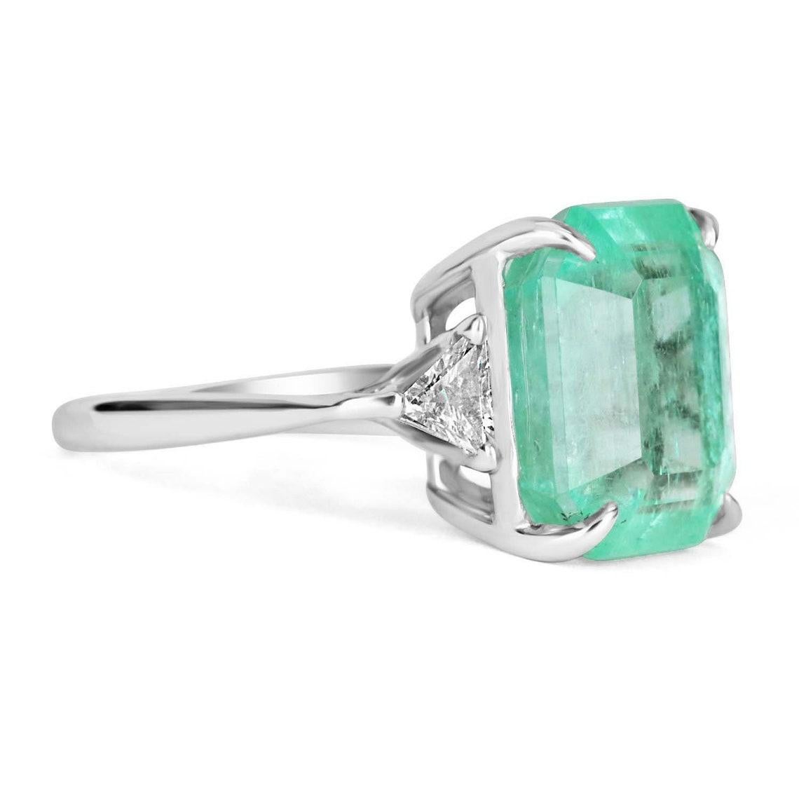 Ein klassischer kolumbianischer Smaragd- und Diamantring zur Verlobung, als Statement oder für die rechte Hand. Dieser Ring ist aus glänzendem 18-karätigem Gold gefertigt und enthält einen 9,01-karätigen kolumbianischen Smaragd, der aus den