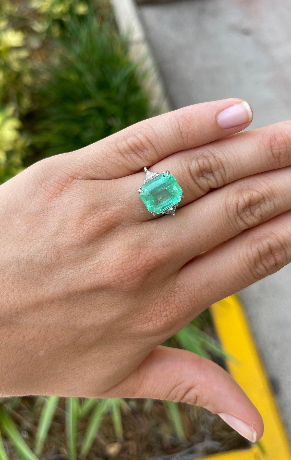 Großer klassischer 9,41tcw Jahrestag-Ring mit drei Steinen, Smaragd und Trillion Diamant (Moderne) im Angebot