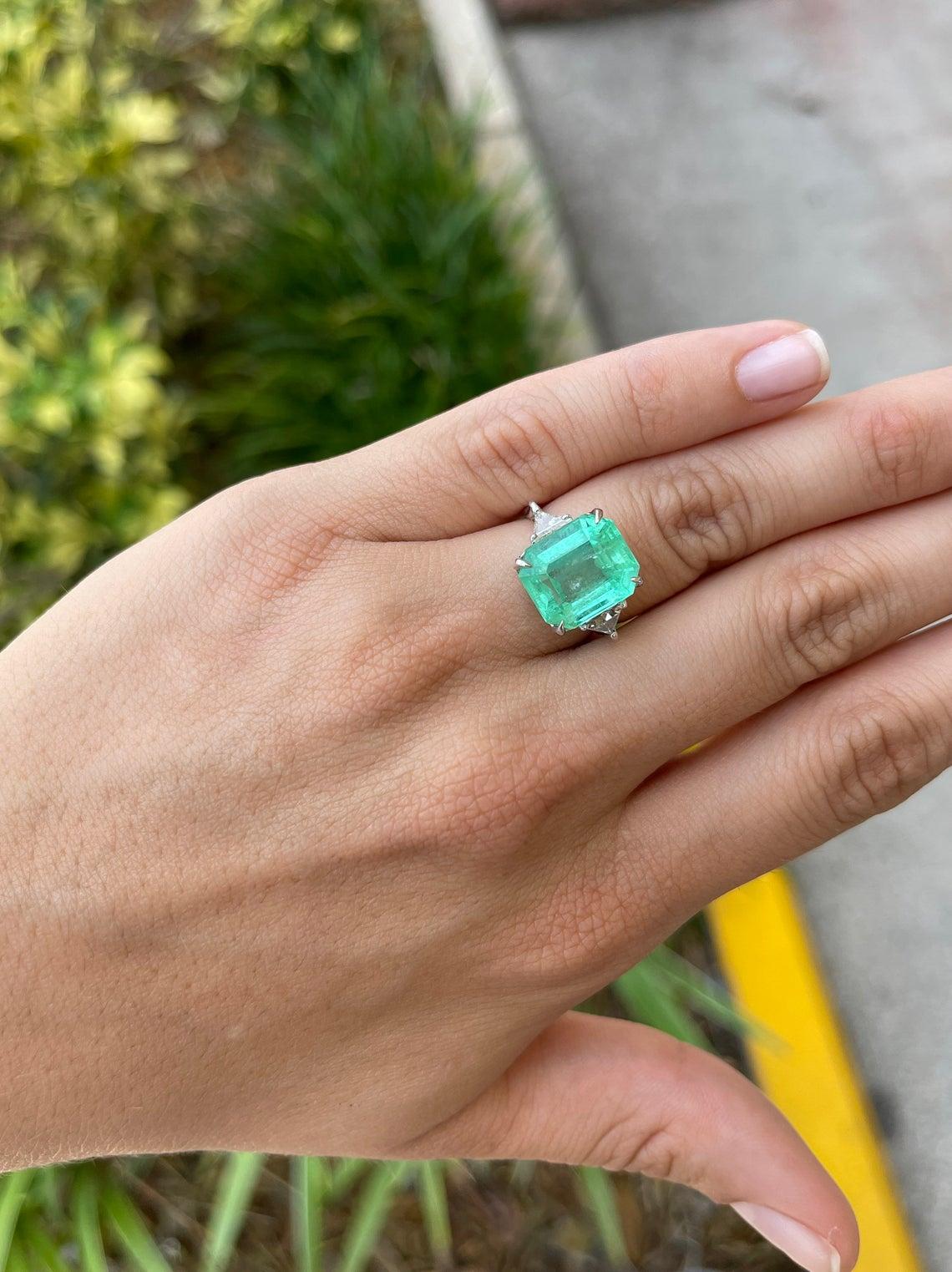 Großer klassischer 9,41tcw Jahrestag-Ring mit drei Steinen, Smaragd und Trillion Diamant (Smaragdschliff) im Angebot