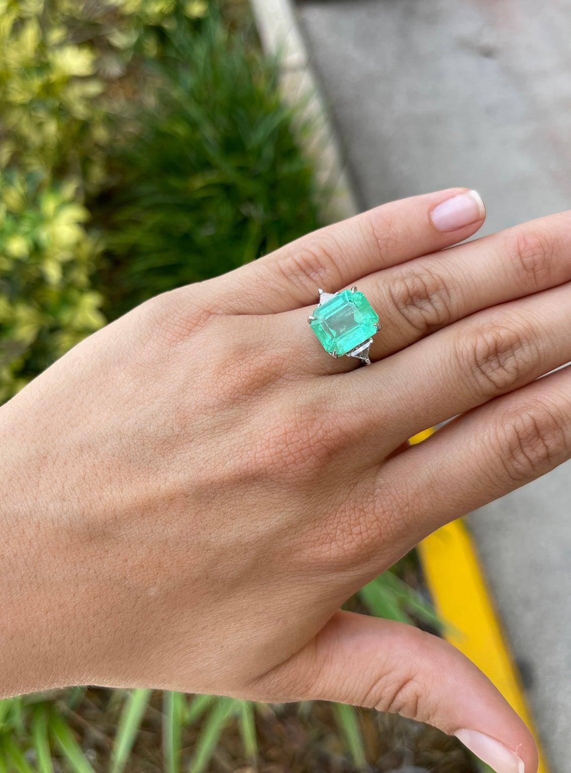 Großer klassischer 9,41tcw Jahrestag-Ring mit drei Steinen, Smaragd und Trillion Diamant im Zustand „Neu“ im Angebot in Jupiter, FL