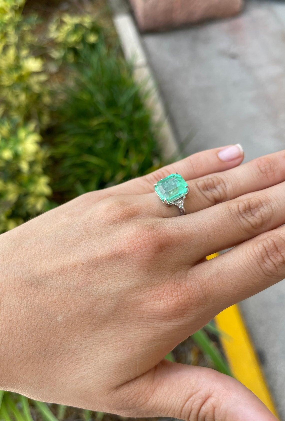 9.41tcw Big Classic Three Stone Emerald & Trillion Diamond Anniversary Ring 18K In New Condition For Sale In Jupiter, FL