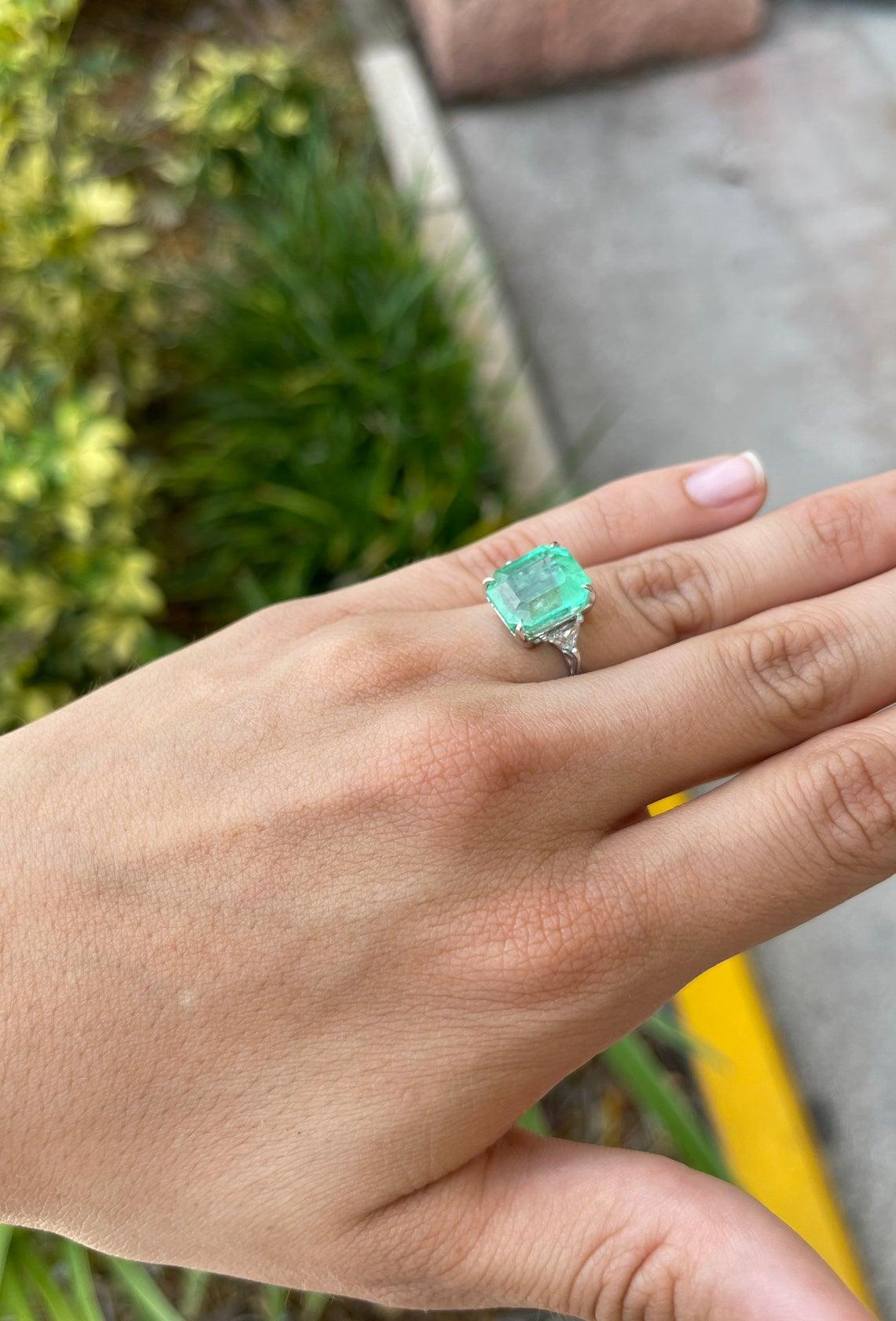 Großer klassischer 9,41tcw Jahrestag-Ring mit drei Steinen, Smaragd und Trillion Diamant Herren im Angebot