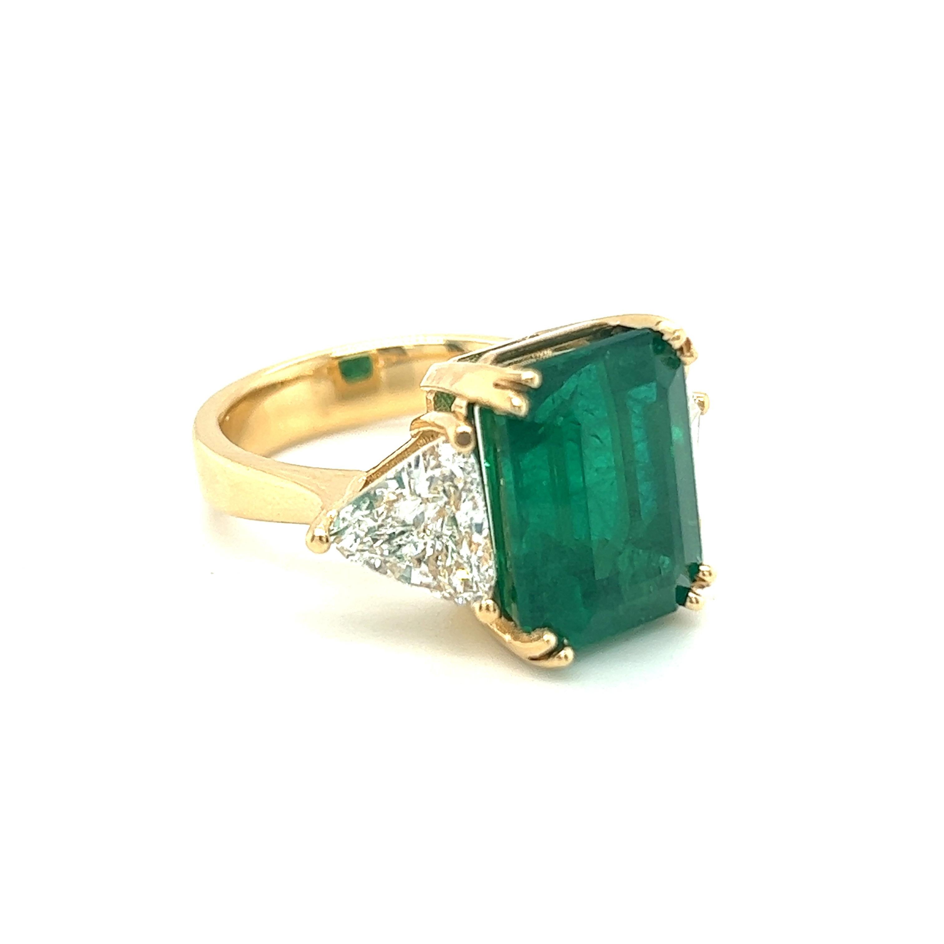 9.72 Carat GIA Certified Emerald Ring with 1.86 Carat SI1 Natural Diamonds For Sale 4