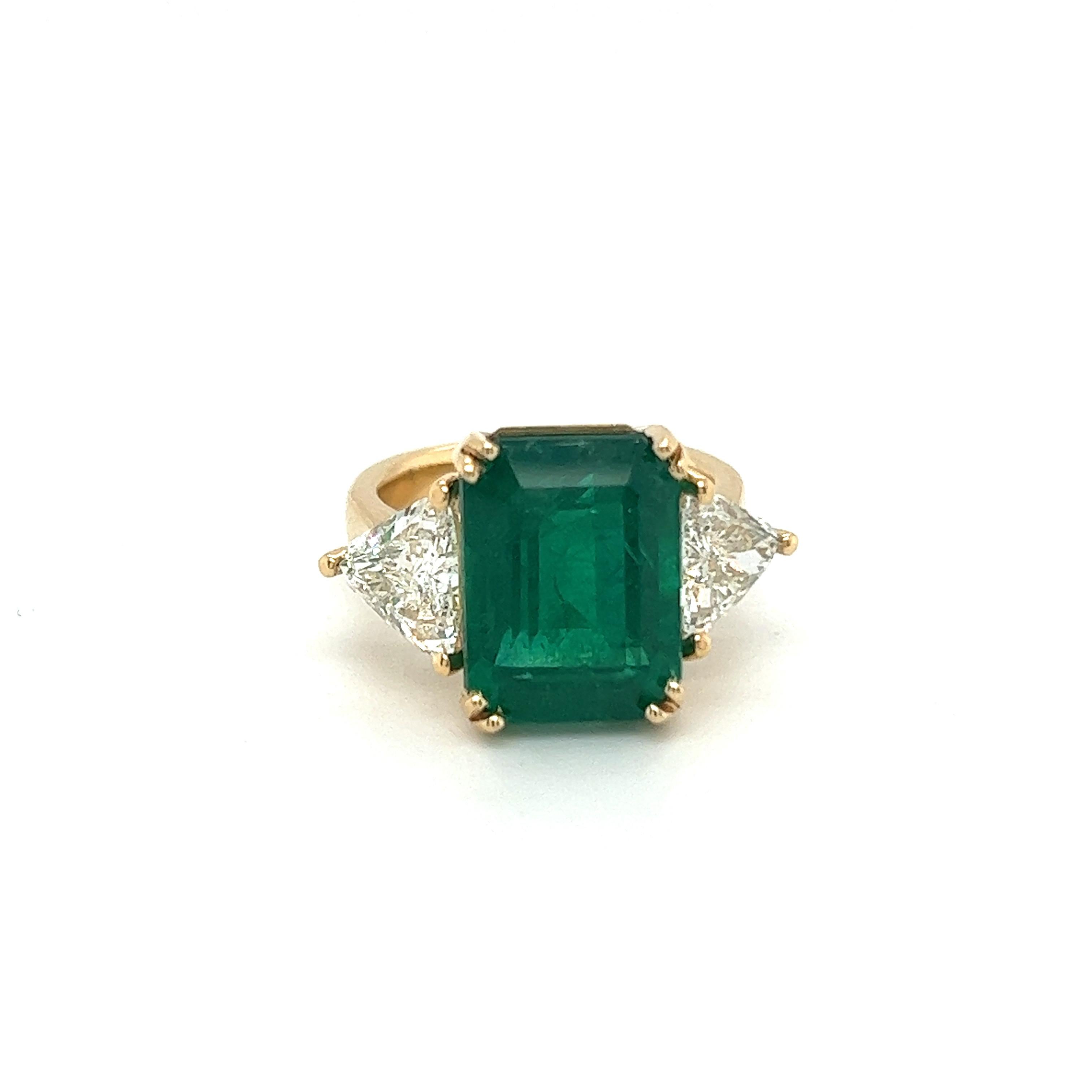 9.72 Carat GIA Certified Emerald Ring with 1.86 Carat SI1 Natural Diamonds For Sale 5