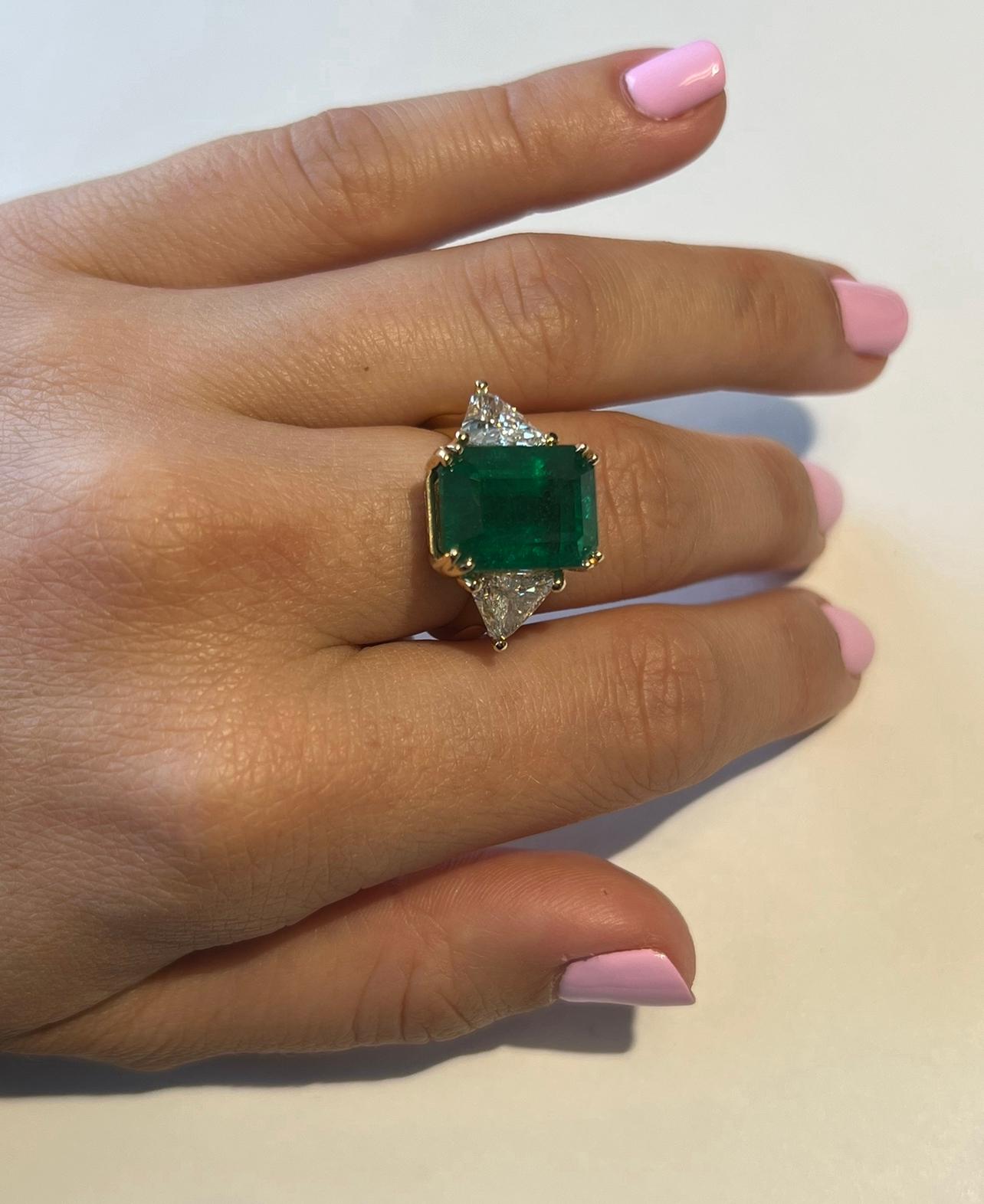 9.72 Carat GIA Certified Emerald Ring with 1.86 Carat SI1 Natural Diamonds For Sale 6
