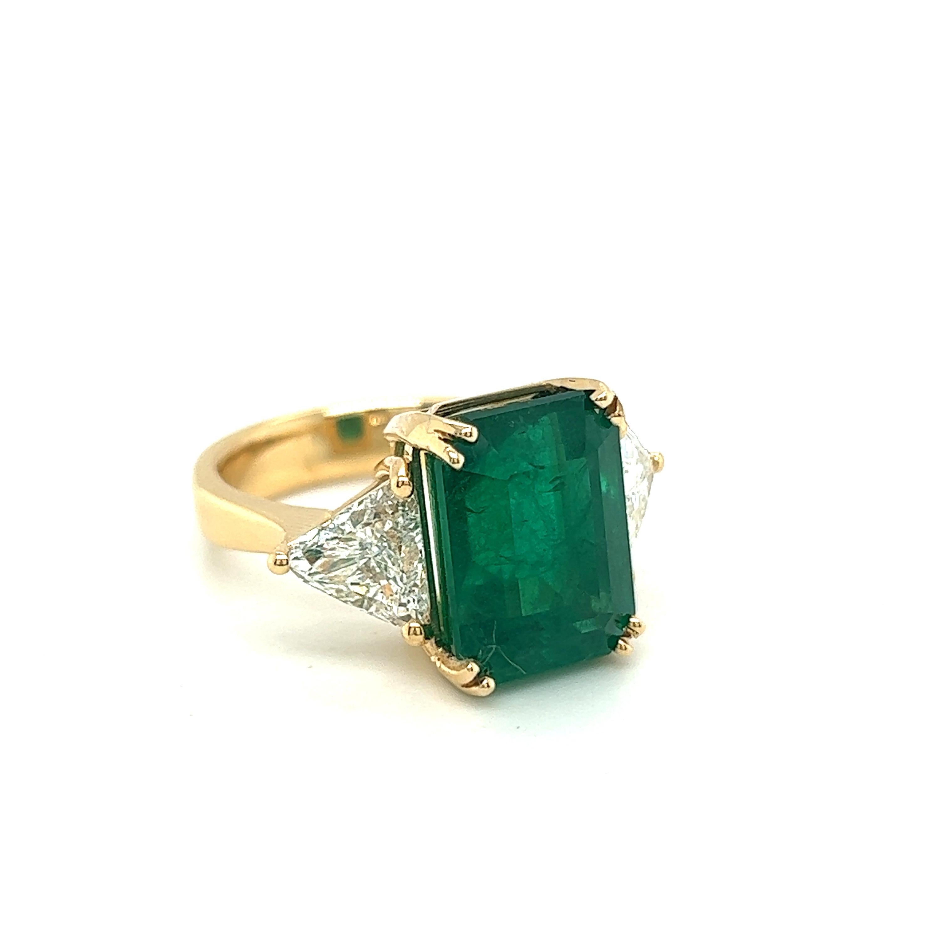 9.72 Carat GIA Certified Emerald Ring with 1.86 Carat SI1 Natural Diamonds In Excellent Condition For Sale In Miami, FL