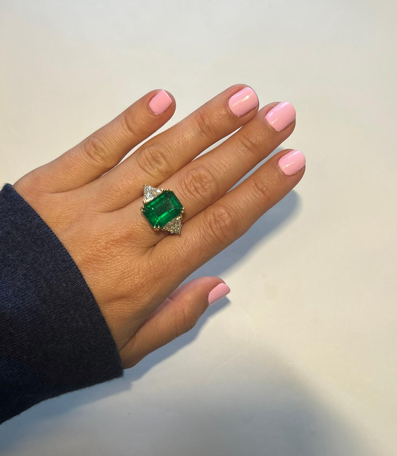 9.72 Carat GIA Certified Emerald Ring with 1.86 Carat SI1 Natural Diamonds For Sale 1