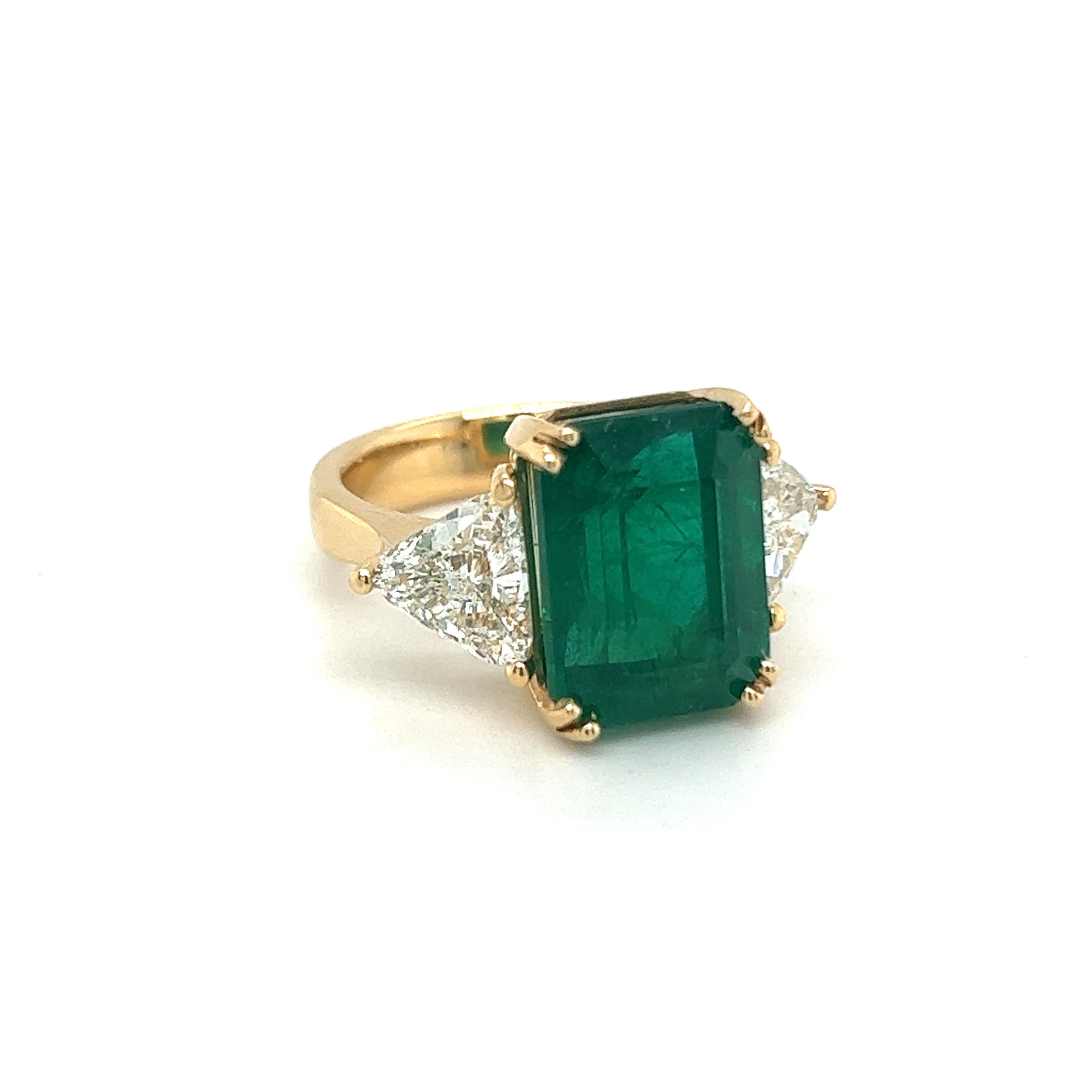 9.72 Carat GIA Certified Emerald Ring with 1.86 Carat SI1 Natural Diamonds For Sale 3