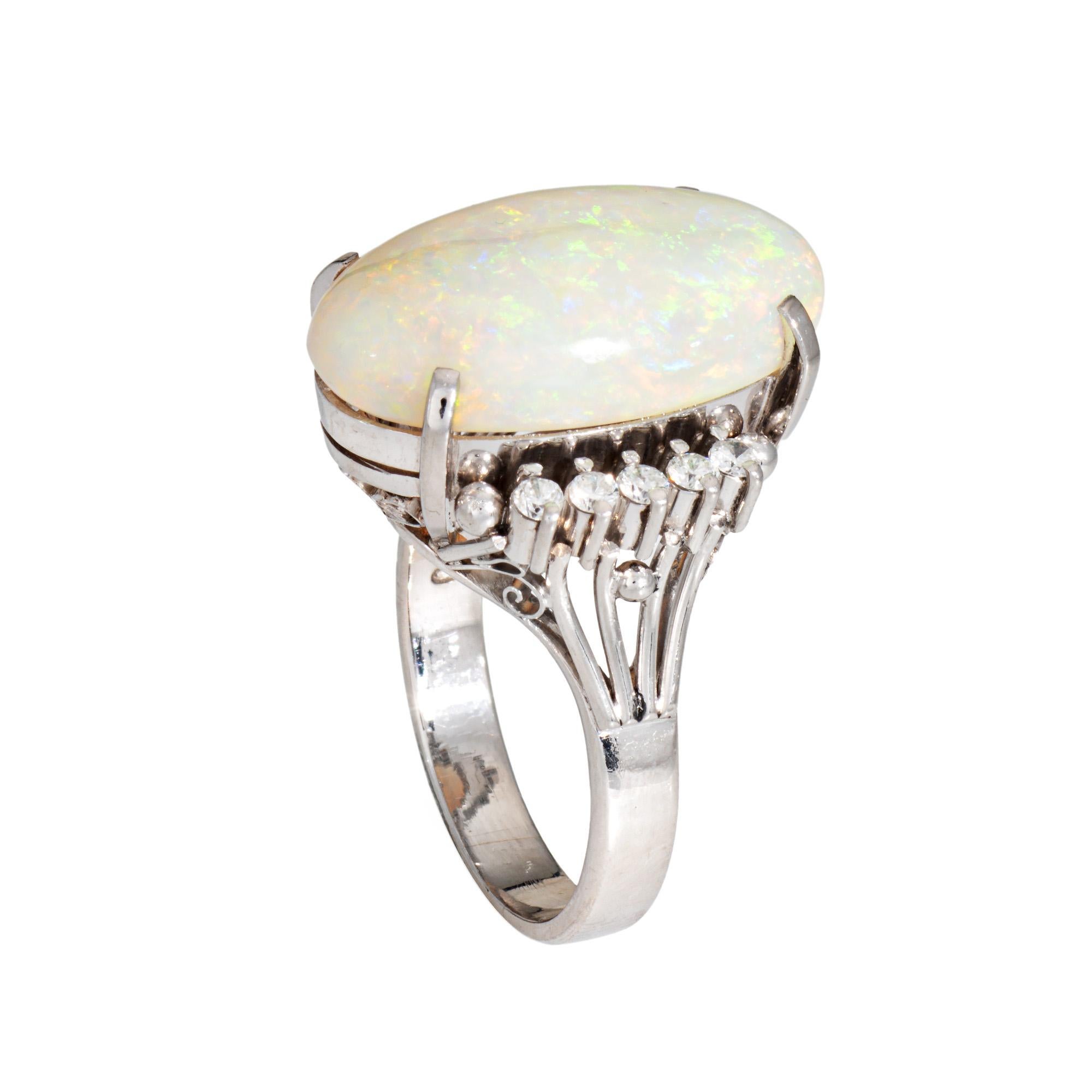 Elegante anello cocktail con opale naturale e diamante da 9,73 carati, realizzato in platino 850. 

L'opale naturale di forma ovale con taglio cabochon misura 21 mm x 12,5 mm (9,73 carati). Il totale dei diamanti è stimato a 0,30 carati (colore I-J