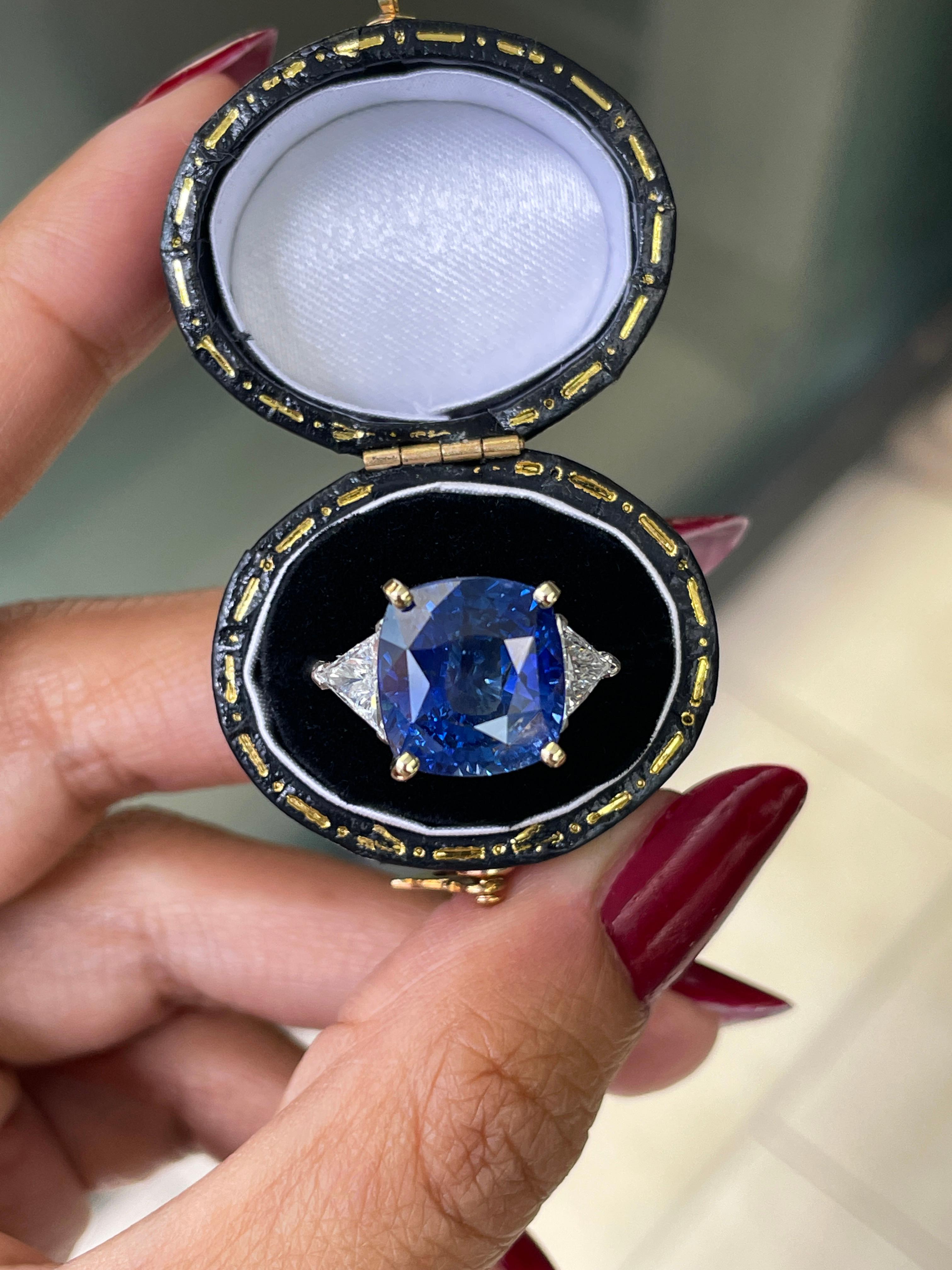9.73ct Sapphire and Diamond 18ct Gold and Platinum Three Stone Engagement Ring In New Condition For Sale In London, GB