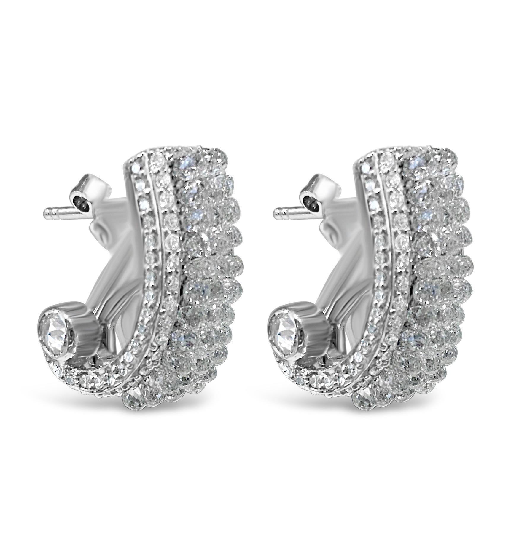 Voici les boucles d'oreilles de Vienne, un design unique en son genre. 
Une création artistique comprenant 10 carats de diamants Briolette, sertis verticalement sur 3 rangs de brillance et d'éclat.  La taille en briolette est particulièrement